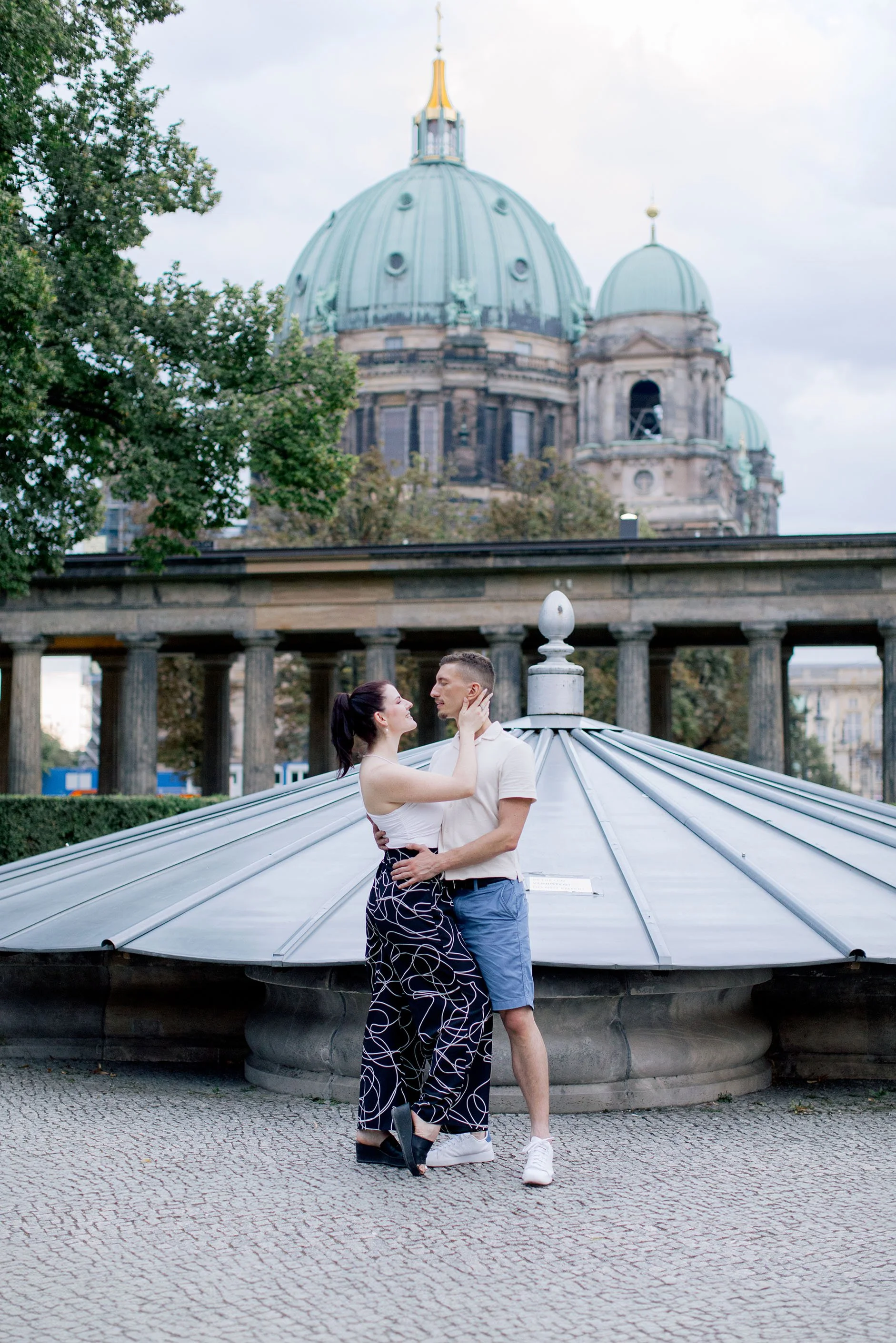 Couple photoshoot Berlin with Berlin Cathedral in the background