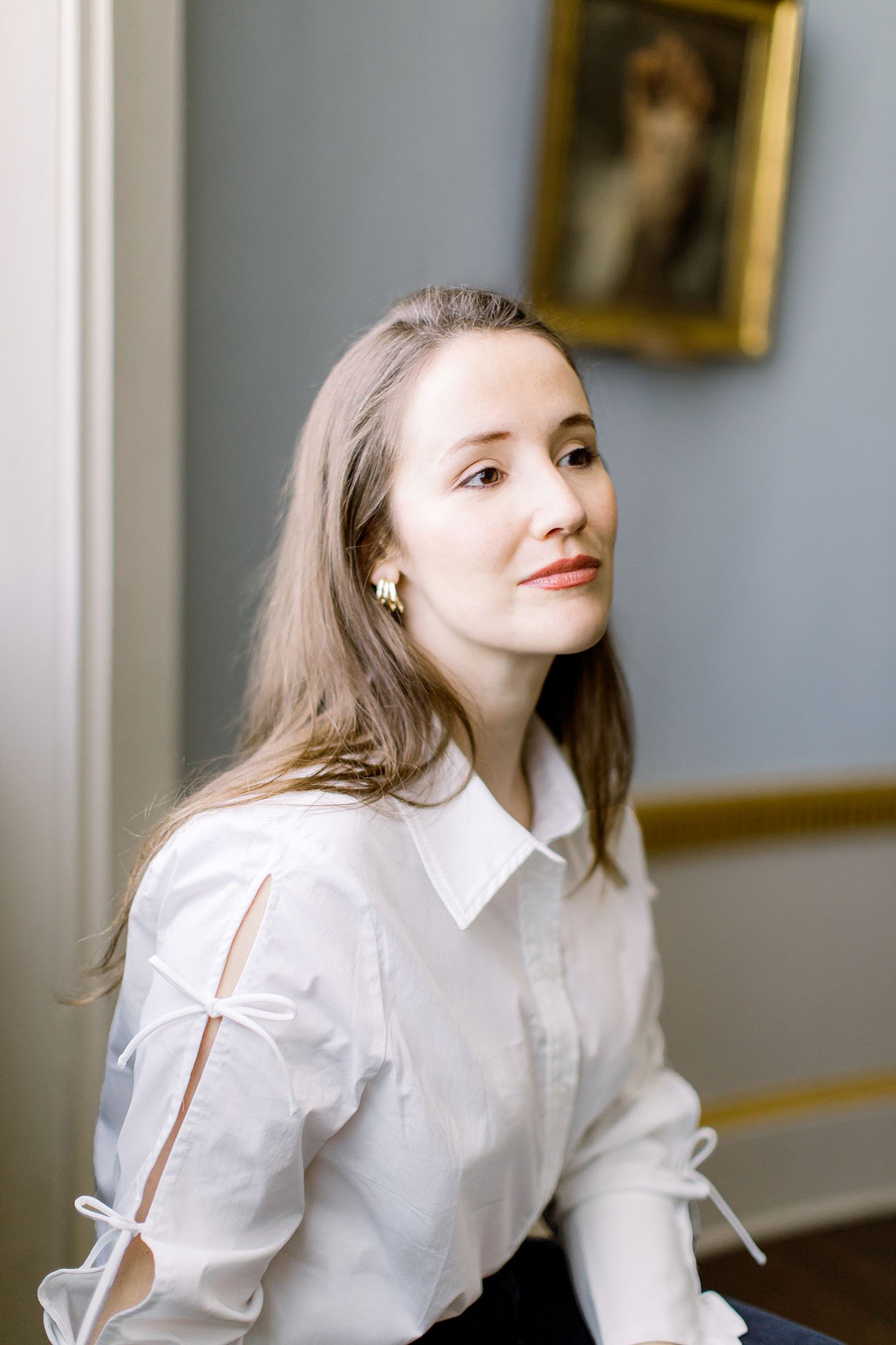 Elegant portrait of a woman inside a museum at Museum island, by Duo Chen Photography