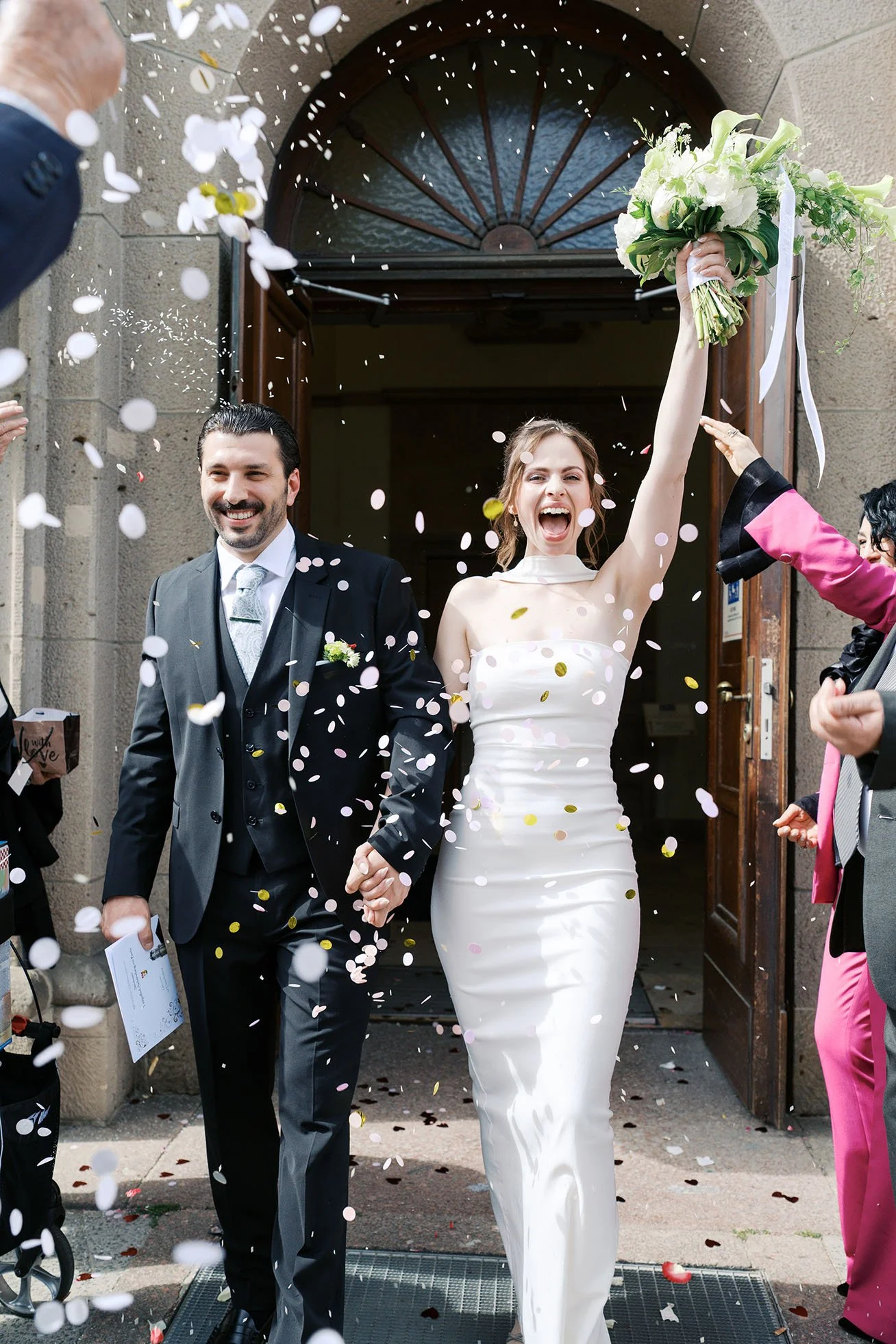 Confetti wedding send-off at Schöneberg Standesamt
