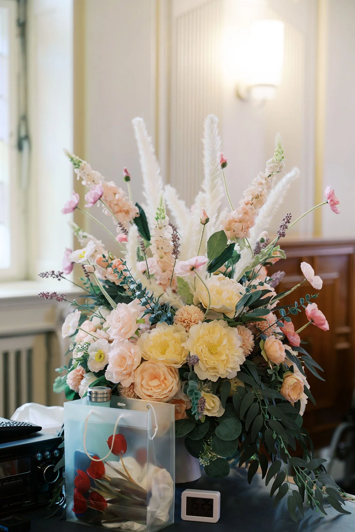Schöneberg Standesamt Berlin table decoration with floral bouquet