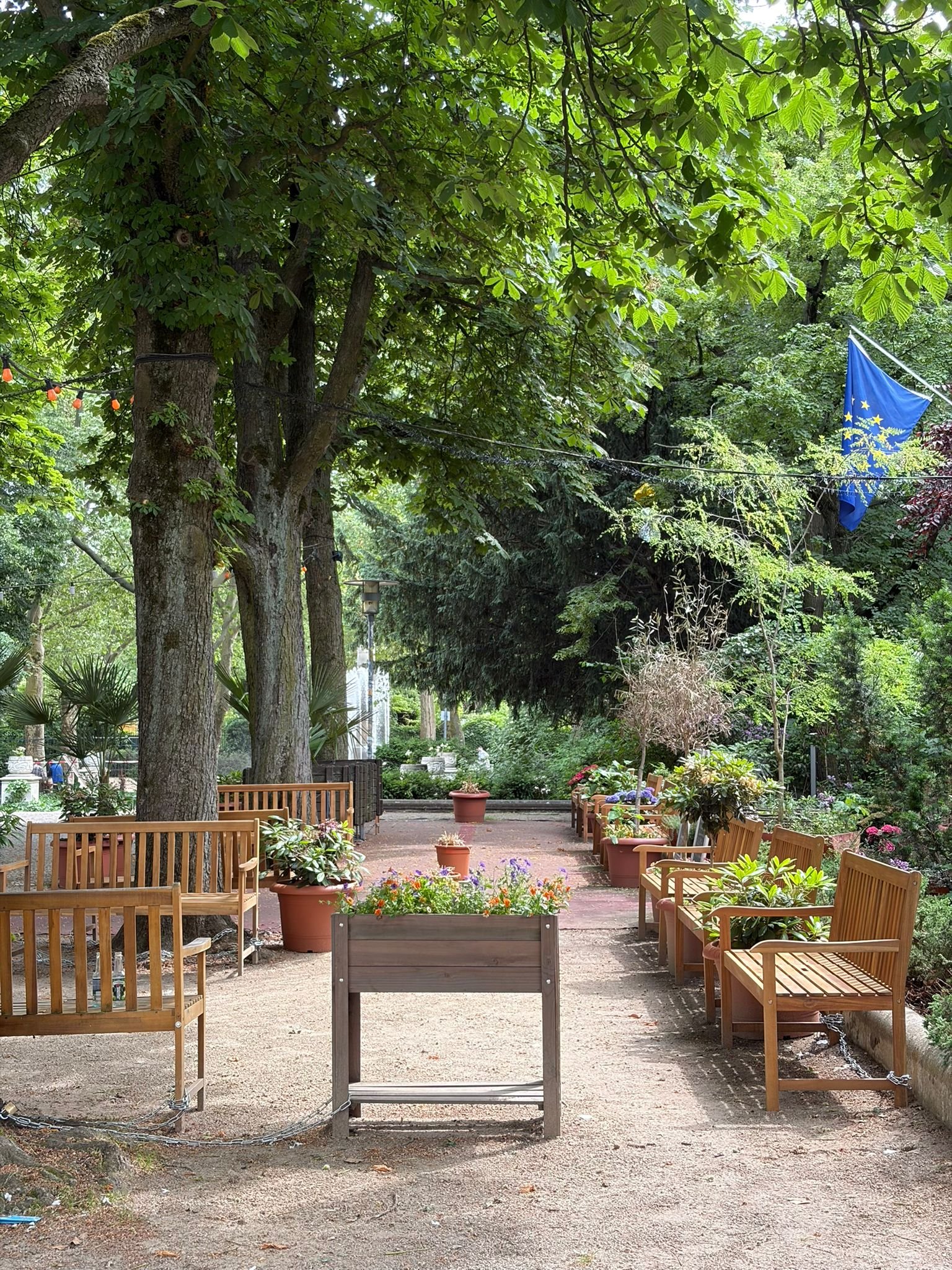 Platzhirsch Biergarten im Sommer 