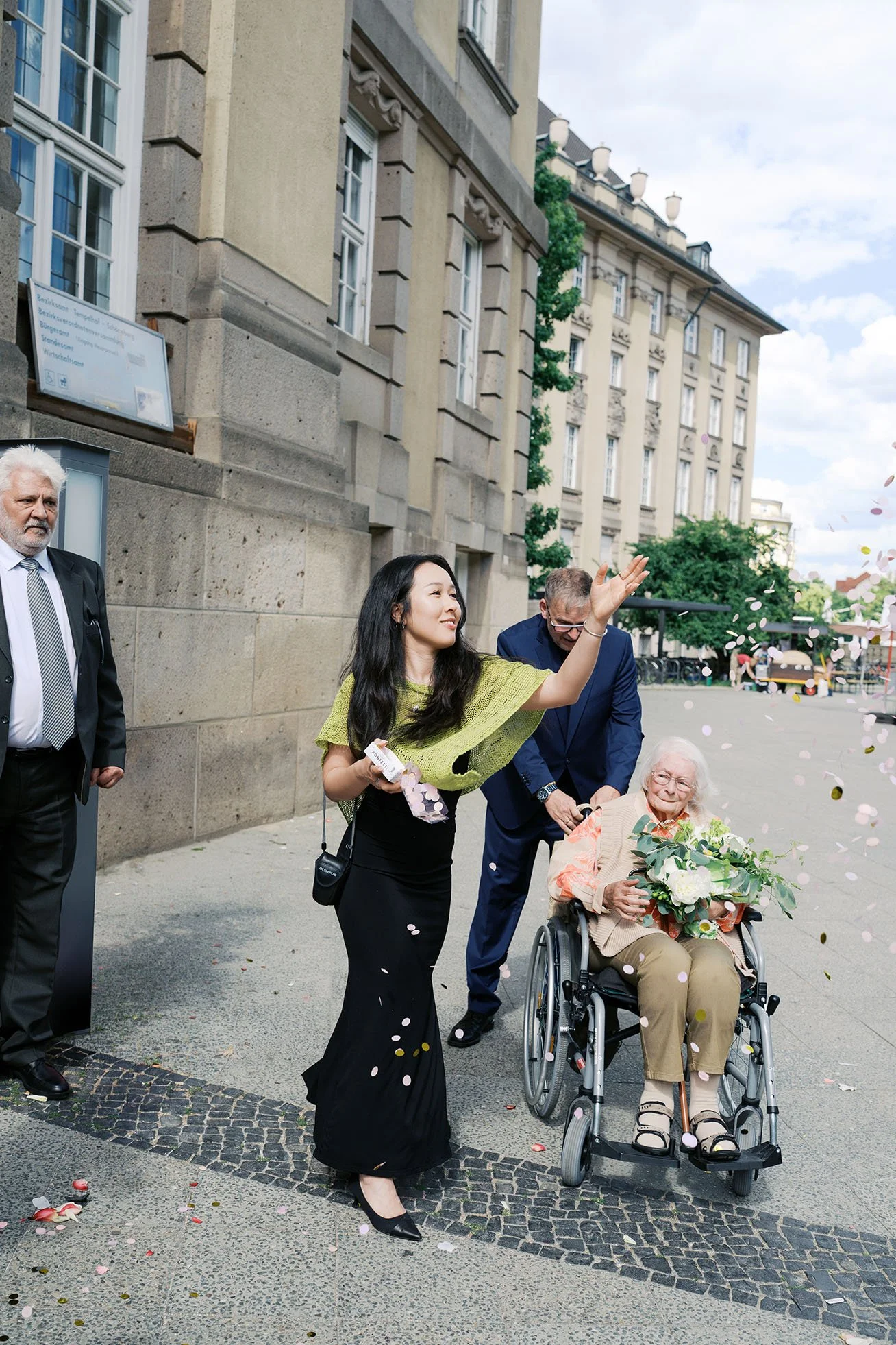 Berlin Standesamt Schöneberg wedding photos by Duo Chen