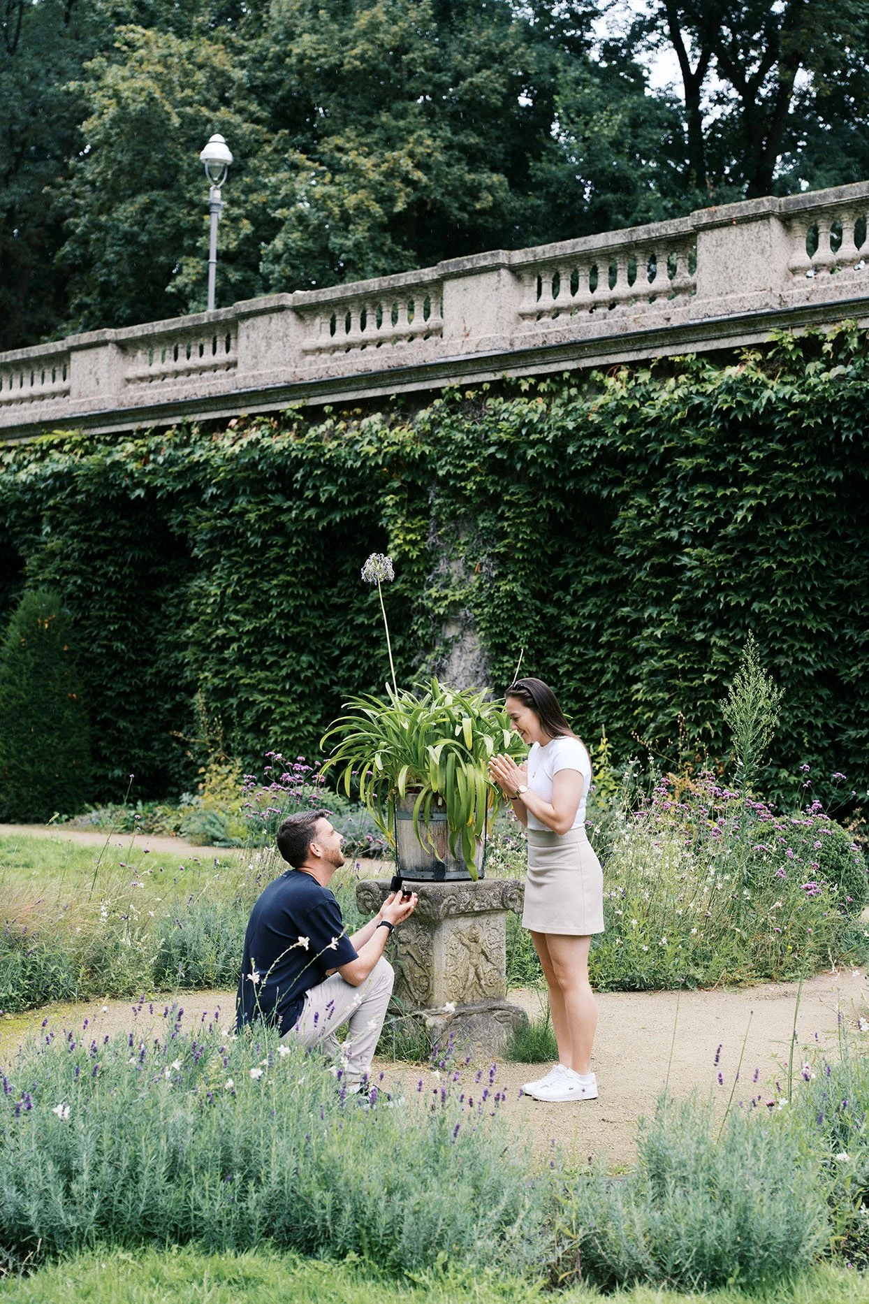 Man proposing at Kornerpark, Neukolln, one of the best places to propose in berlin