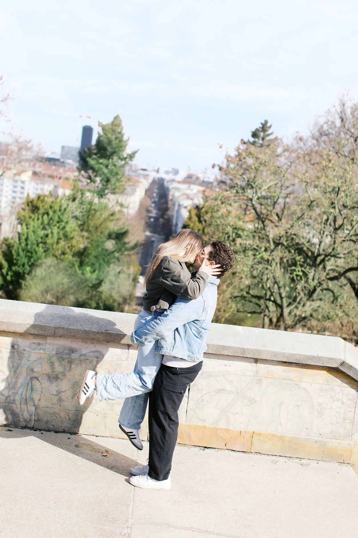 Kissing couple during a berlin proposal in Viktoriapark