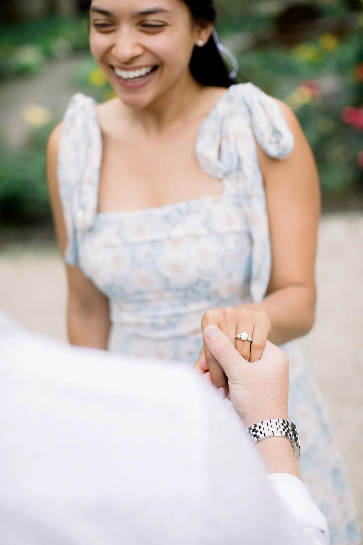 Romantic engagement that shows where to propose in Berlin at the rose garden at tiergarten