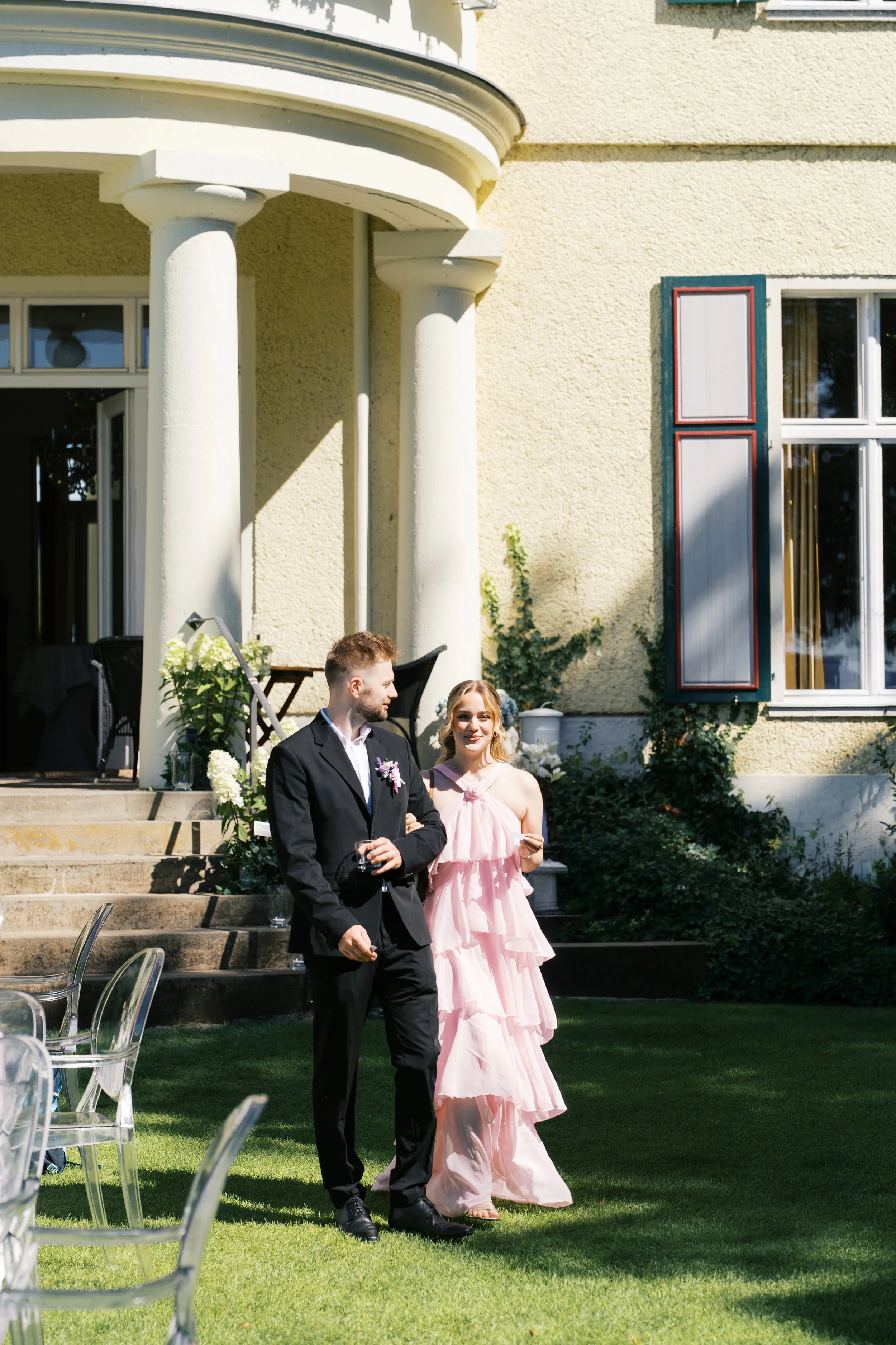 Bridesmaid giving speech at Gut Schloss Golm wedding reception
