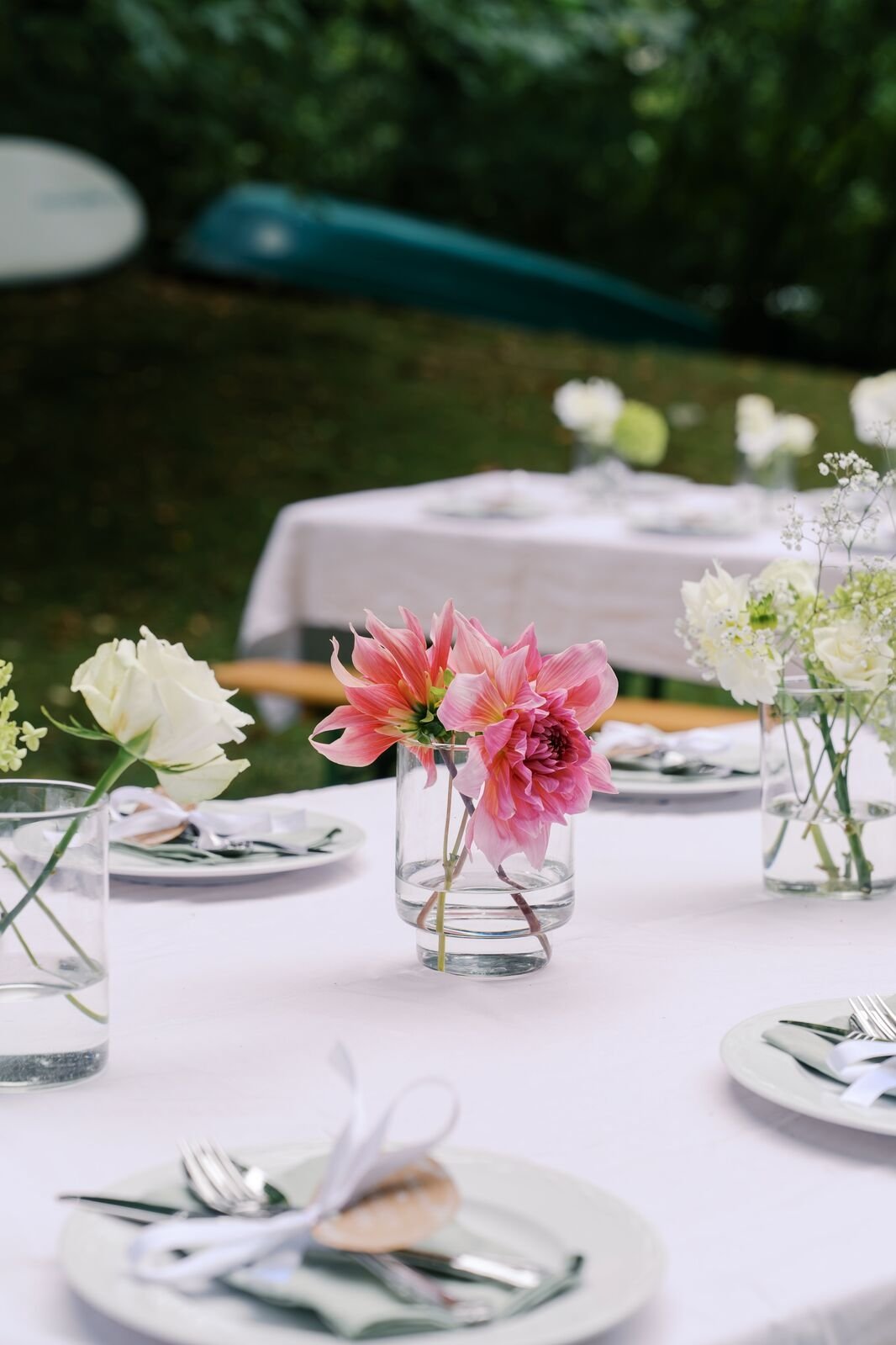 Table with flowers on it as a centerpiece for a wedding at Hochzeitsvilla in Berlin