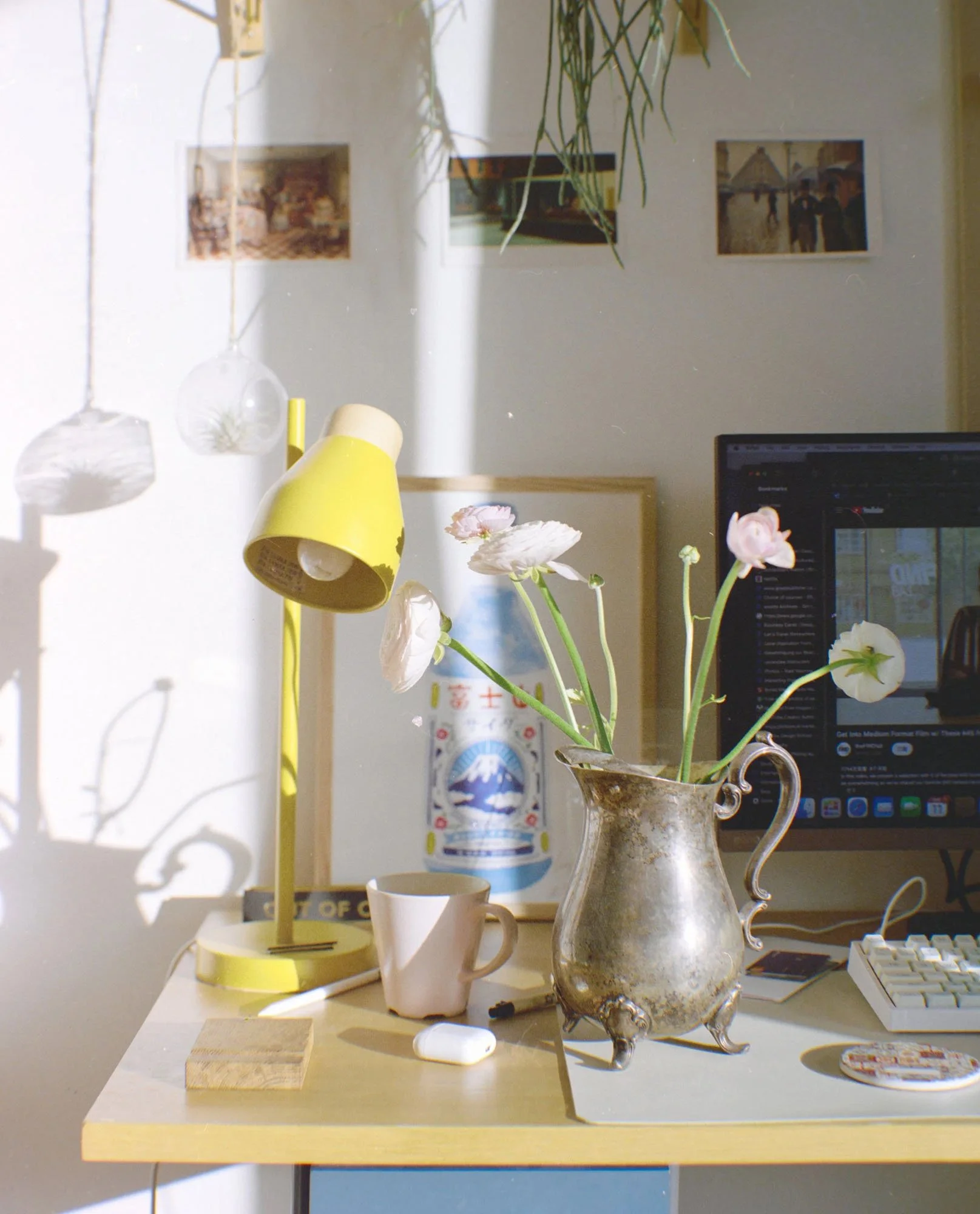 Desk with lamp and flowers, by wedding photographers in Germany, Duo Chen Photography