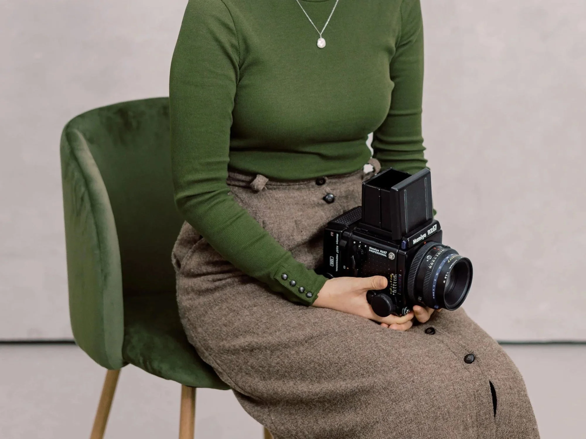 Specialist in wedding photography in Berlin Germany, holding her film camera