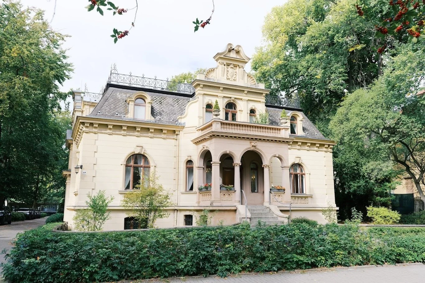 Pretty exterior of Hochzeitsvilla in Berlin