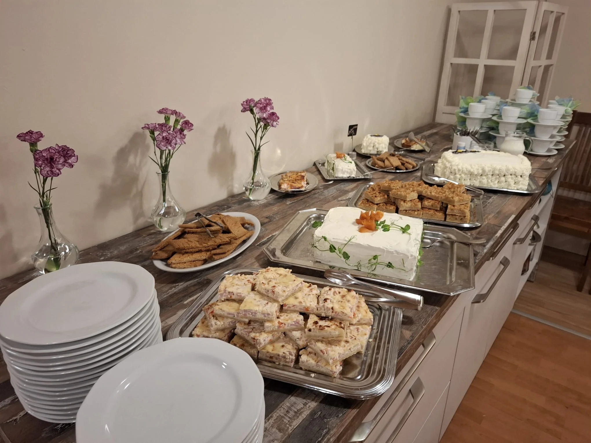 Kabinetissa kahvipöytämenu