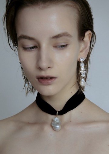 EMF-V240001_VIVIENNE_BAROQUE_PEARL_CHOKER MODEL IMAGE.jpeg