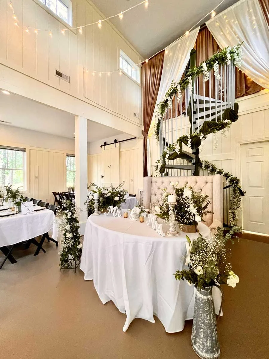 barn-style-sweetheart-table.jpg