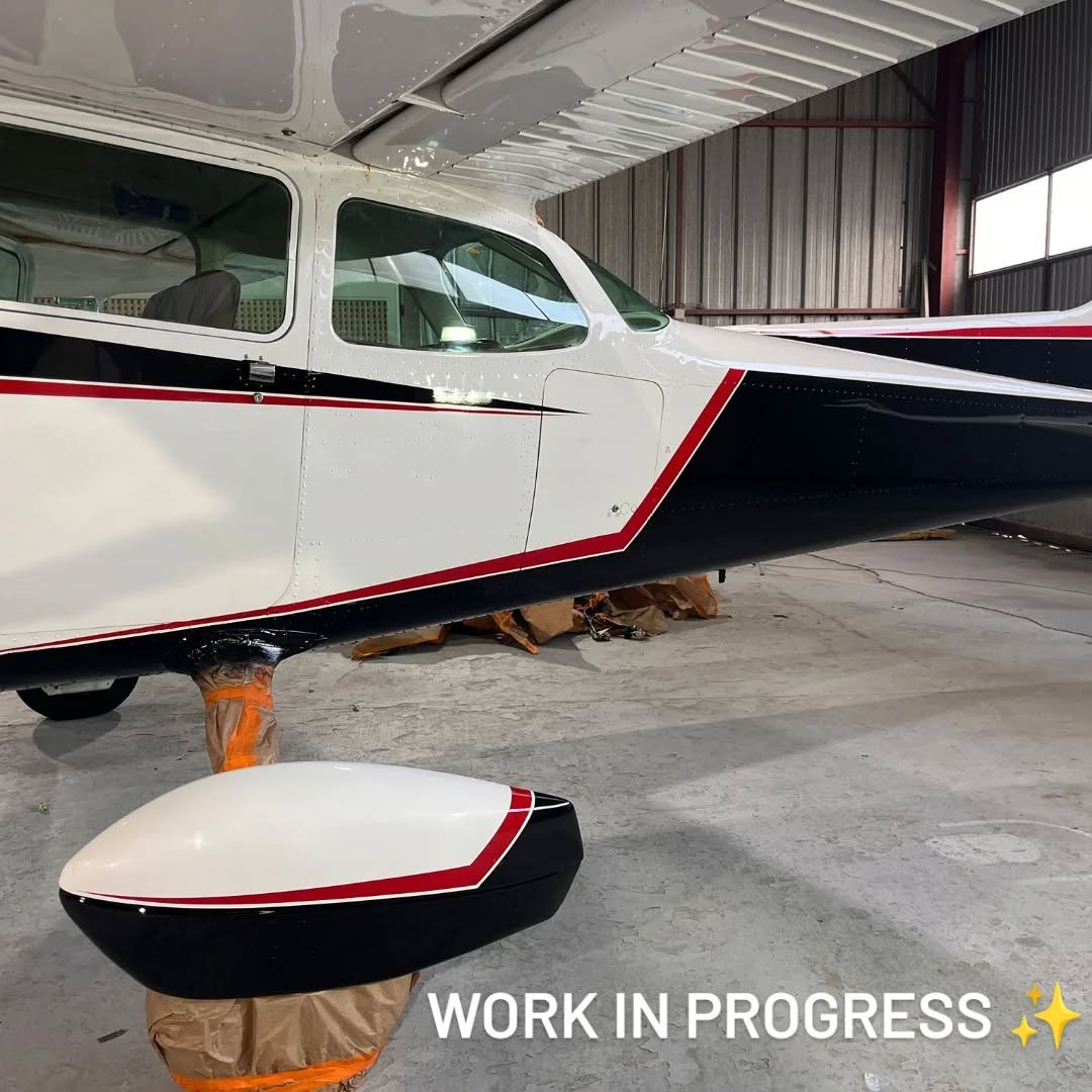 🛩️🔧 Umbauprojekt mit Herz &ndash; unsere D-EENS kurz vor dem Finale! 
Von Anfang an nach unserem Gusto geplant und St&uuml;ck f&uuml;r St&uuml;ck neu aufgebaut: 
✨ Neue Sitze &amp; Innenausstattung 
⚙️ Dieselmotor-Umr&uuml;stung 
🛫 Moderne Avionik