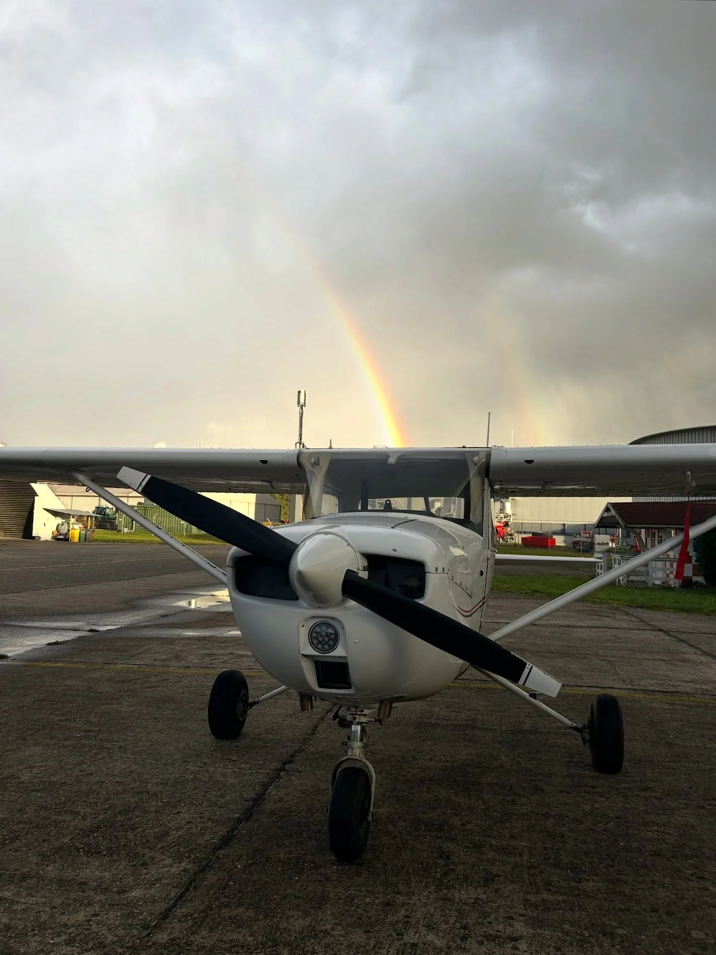 Am Ende des Regenbogens steht ein Schatz&hellip; 😉🌈🌦️ 
#cessna #cessna150 #rainbow #airparkbaden #flightschool