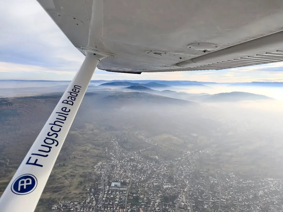 🚀 Endlich wieder abheben! 
Nach grauen Tagen und Wetterfrust war heute der Moment: Schulungsflug bei Traumkulisse! 🌫️🌲🏘️

Die T&auml;ler noch im Nebel, die Sicht klar &ndash; und wir mittendrin.
Mit &bdquo;Flugschule Baden&ldquo; am Fl&uuml;gel u