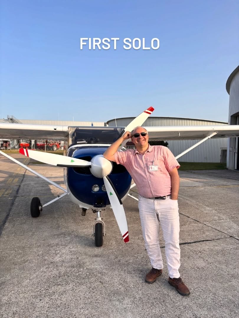 So sehen frischgebackene Solo‑Flieger aus 😉✈️

Lieber Marcus,
herzlichen Gl&uuml;ckwunsch zu Deinem ersten Alleinflug! 💪🏼🍀
Du hast das heute ruhig und konzentriert durchgezogen &ndash; genau so, wie man sich den ersten Solo w&uuml;nscht.

F&uuml;