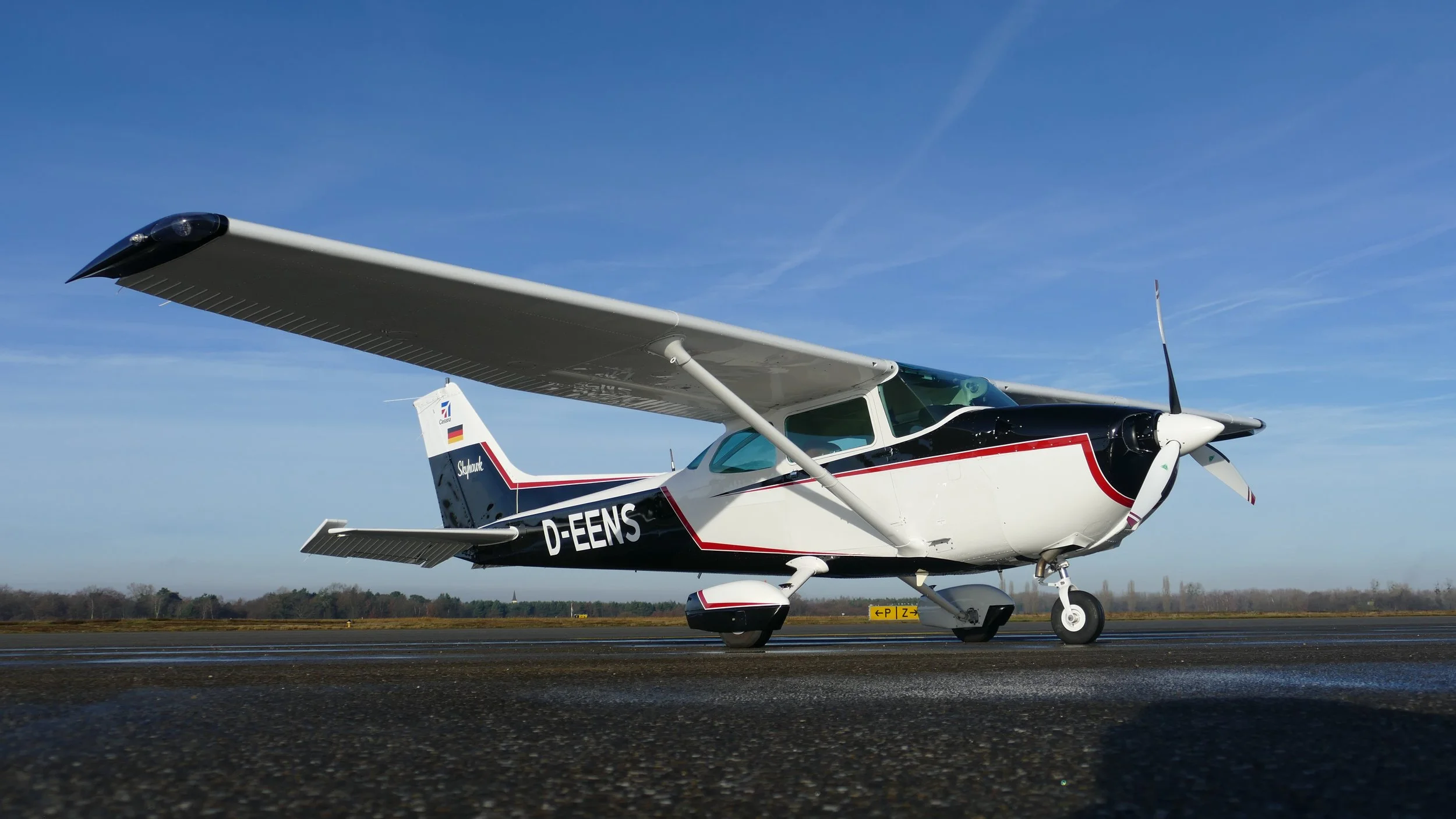 Cessna 172 - Kleinflugzeug auf startender Landebahn unter klarem Himmel.