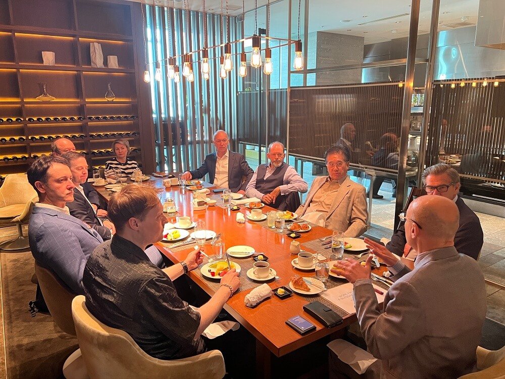  Irina Menshikova of Amway at the other end of the table from Lorenzo, keeping a close eye on things! 