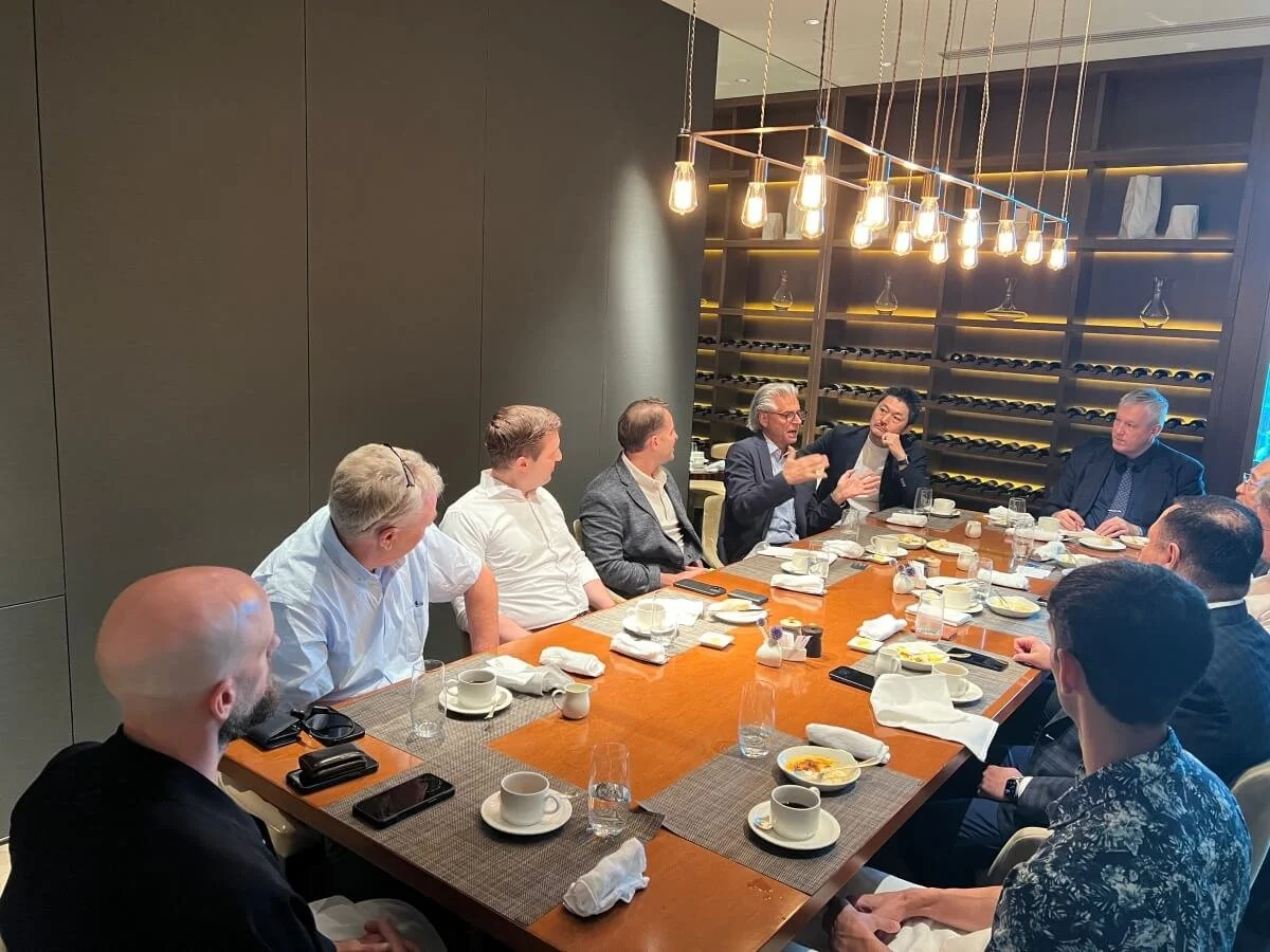  Lots of debate and insight at the "First-time Country Managers" lunch. Delphites Wolfgang in full flow, and Brian Nelson taking his invariable notes! 