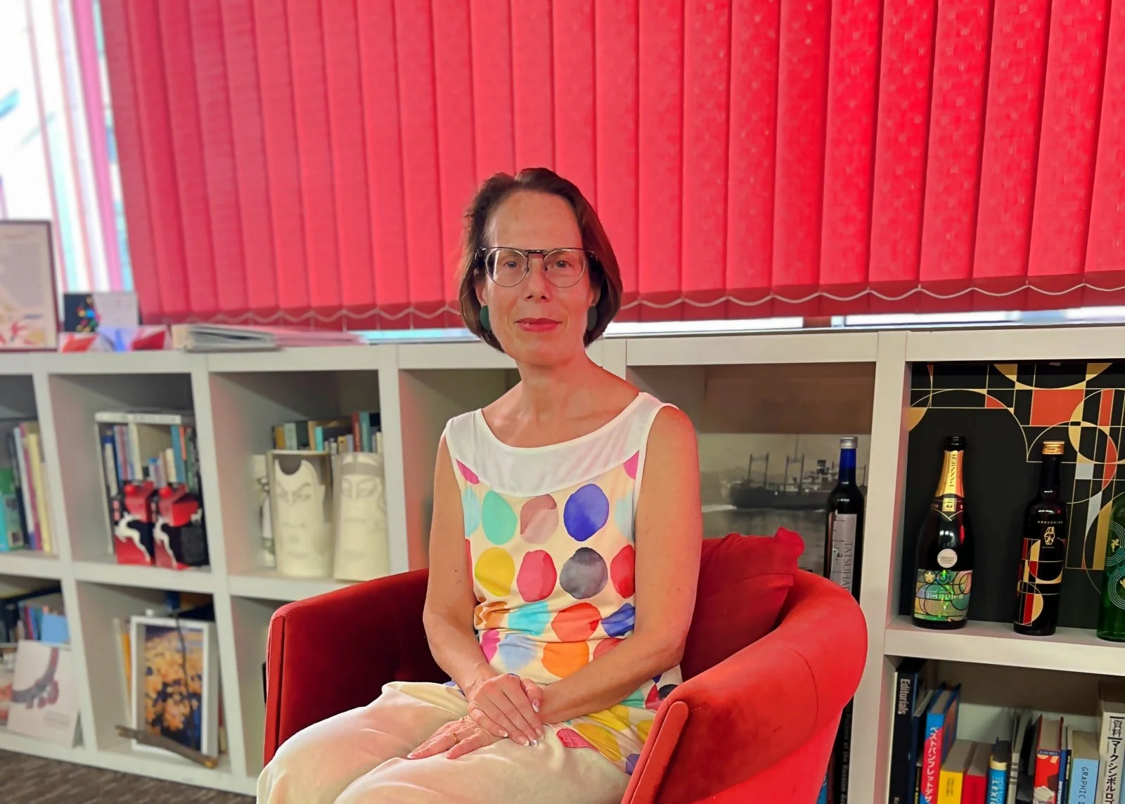  Visited new member Maïa Maniglier's red-themed office in the super posh Chiyoda district! (It used to be cheap, but unfortunately, she did not buy!) 