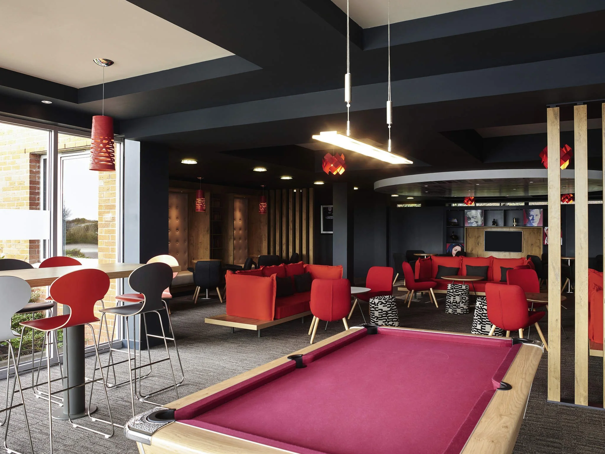 ibis Swansea lounge2.jpg