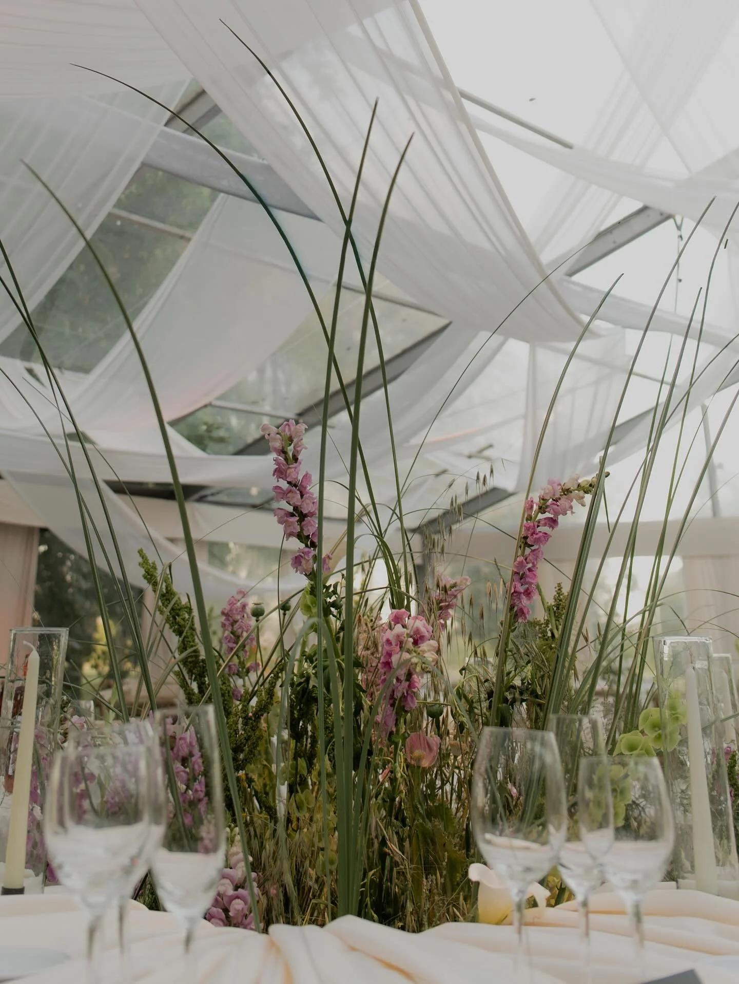 Del jard&iacute;n a la mesa 💌
Una noche para siempre.

Styling y direcci&oacute;n creativa de la mano de personas muy talentosas:
@andreymanoylov 
@herederadelsol 
@themakers.co 

🎞️ @amparozuelgarayph