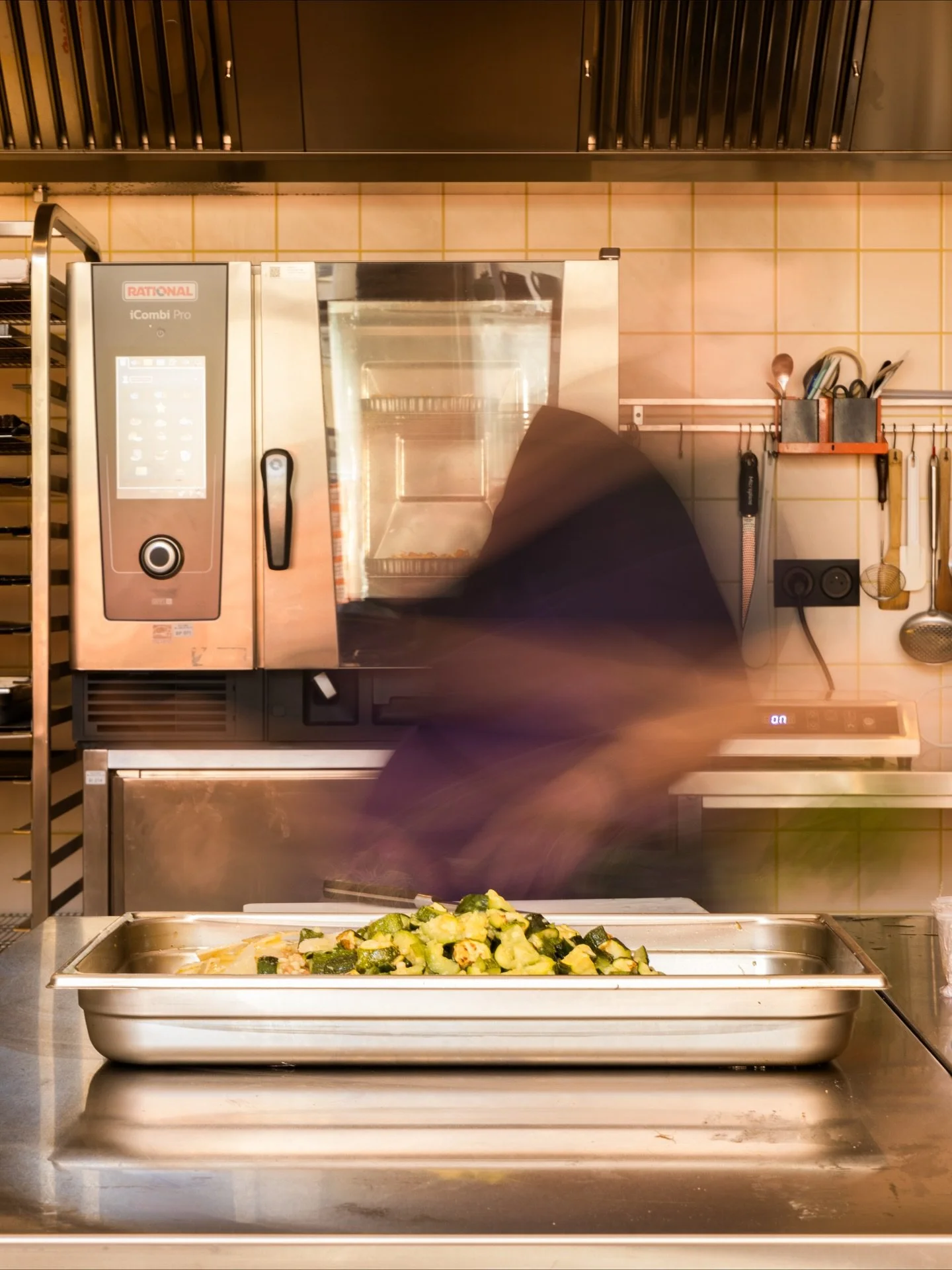 Une pr&eacute;pa en cuisine, une artisane du bon go&ucirc;t, une belle lumi&egrave;re.

Je vous pr&eacute;sente @chezguillemette, cuisini&egrave;re itin&eacute;rante pr&egrave;s de Lyon 💜

#photographeculinaire #reportagecuisine #reportagephoto #pho
