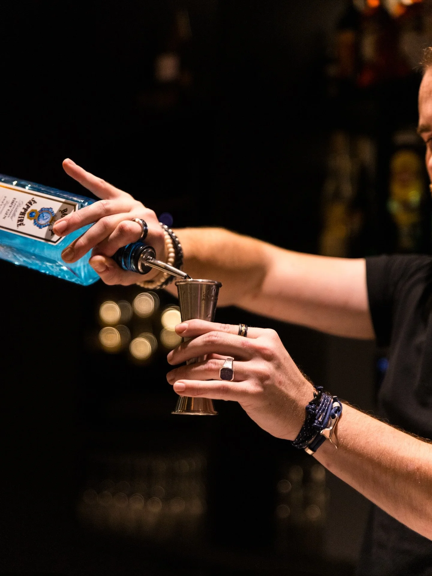 Le bar de @latabledesbrosvoreppe. Pas l&agrave; pour plaisanter.

Reportage sur le vif. Restaurant. Voreppe 38.

#reportagerestaurant #shootingrestaurant #photographereportage #photographeisere #photographegrenoble