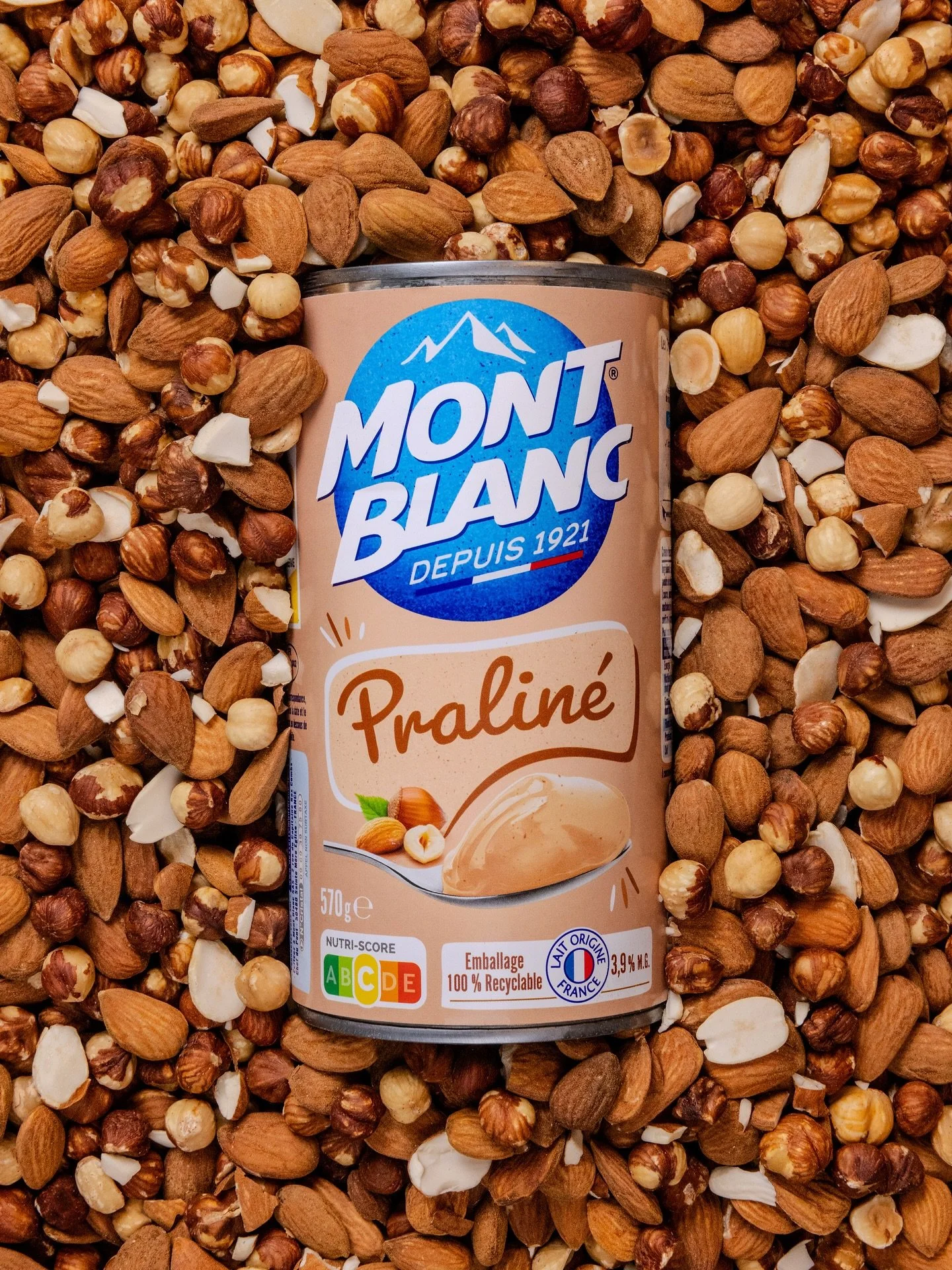 &Agrave; ton avis, combien de noisettes et d&rsquo;amandes ont &eacute;t&eacute; utilis&eacute;es pour cette photo ?

⏱️

#photographeculinaire #photographeculinairelyon #shootingproduit #packshot #shootingfood #setdesign #montblanc #dessertmontblanc
