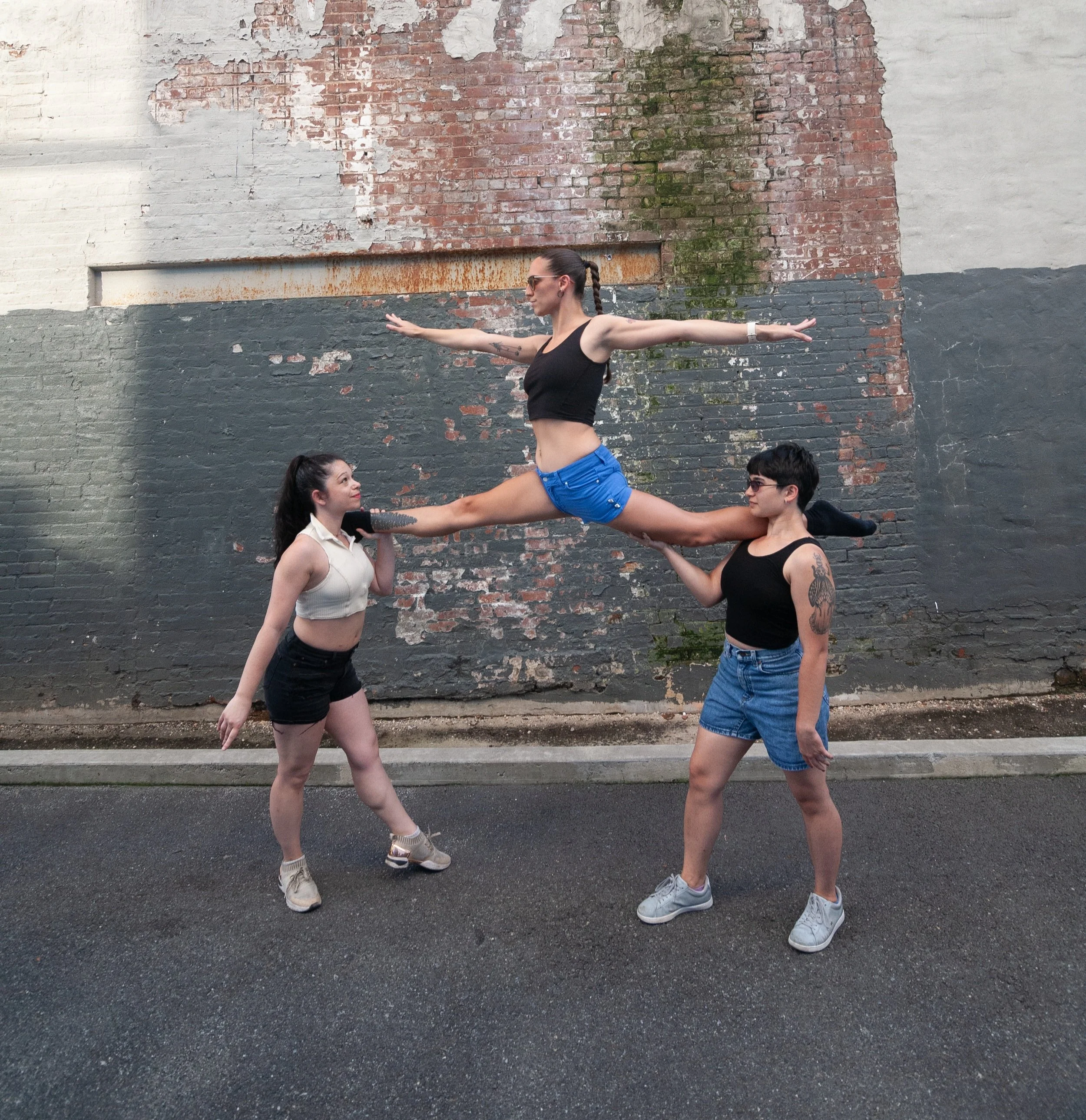 Acrobatic in alley.jpg