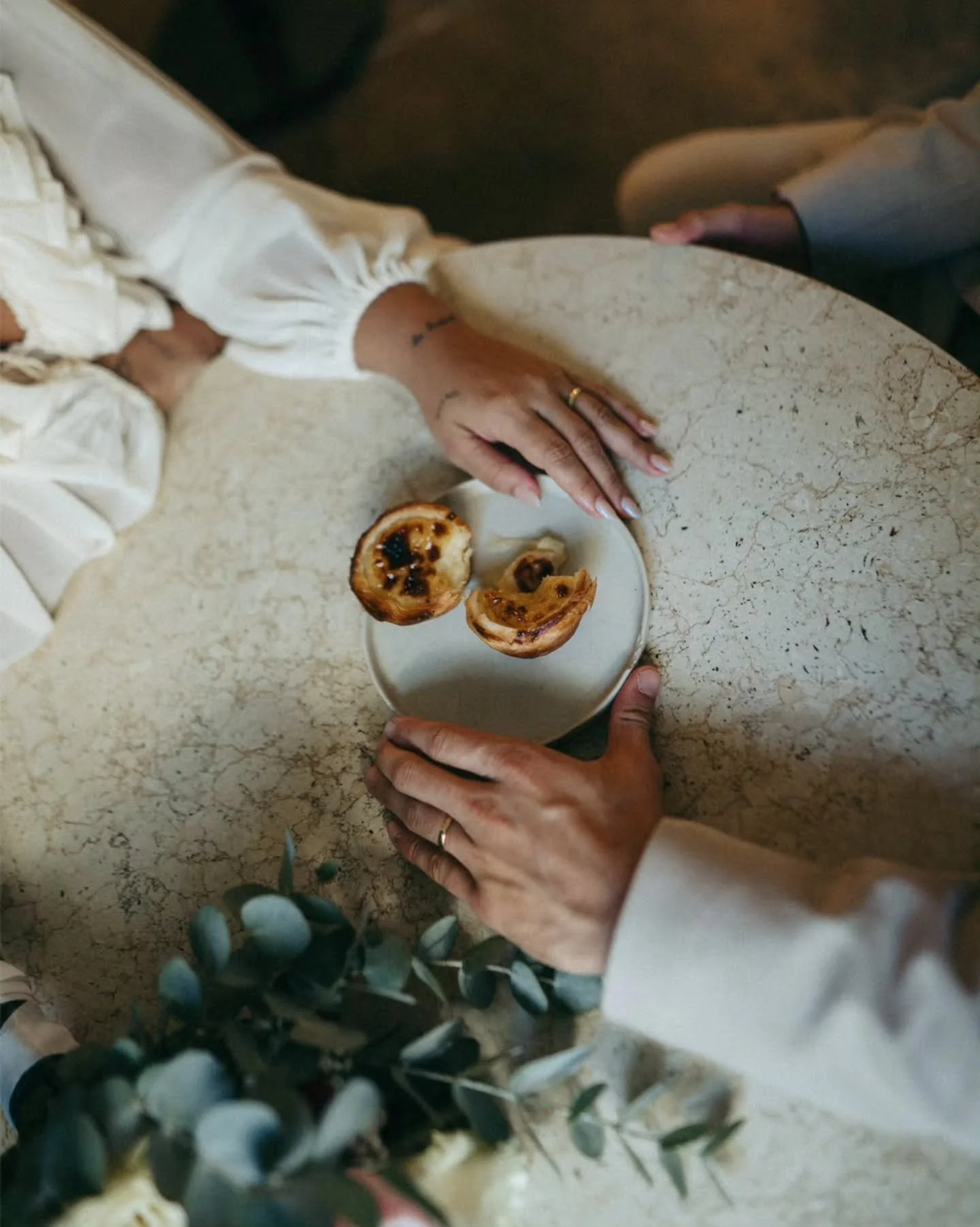 Camilla + Tiago strolling through the streets of Lisbon and, of course, sharing a pastel de nata.