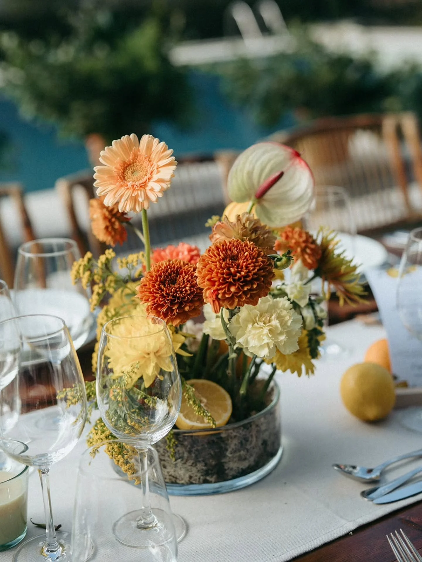 This is for the florals, and everything before the entrance.

Floral: @liquen.events 
Venue: @quintadorocio.alenquer