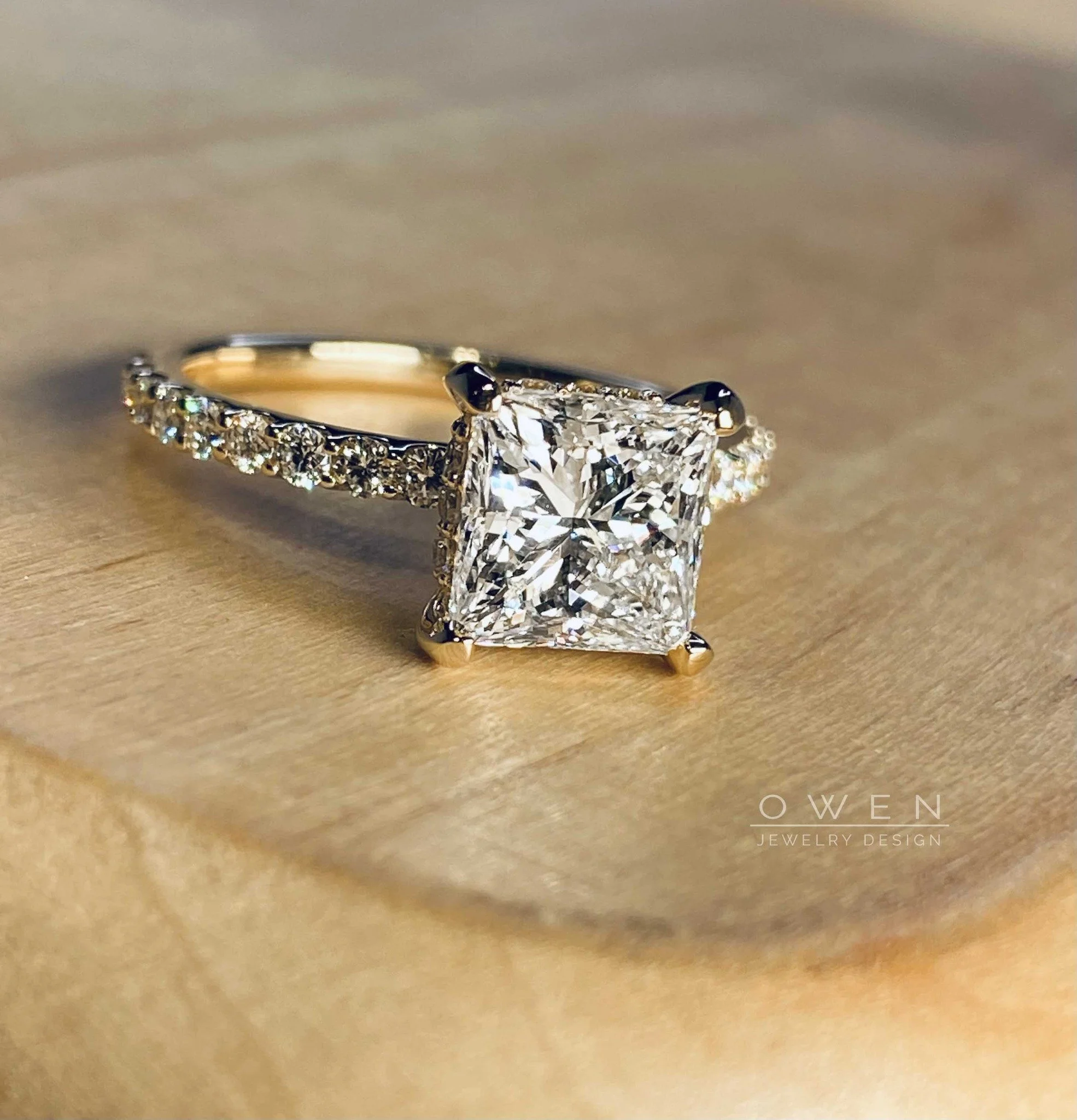 YELLOW GOLD RING WITH PRINCESS CUT DIAMOND