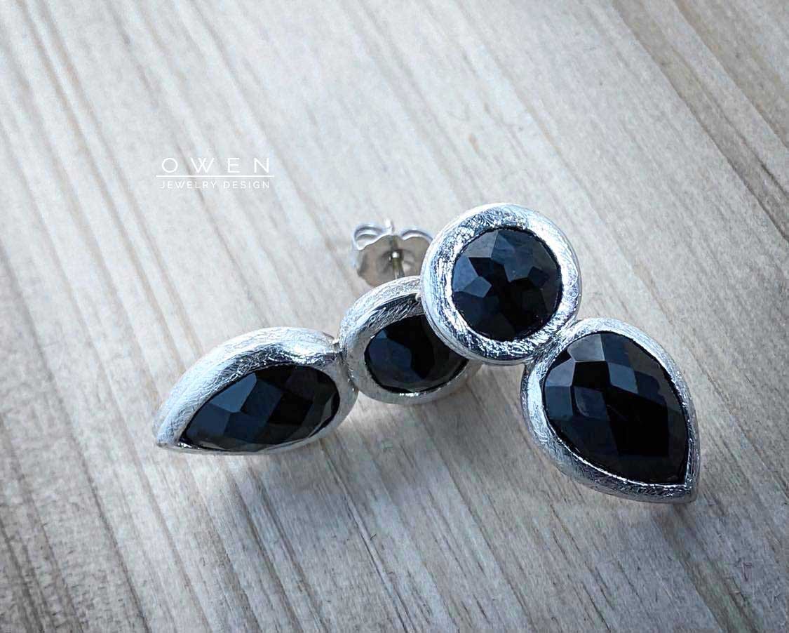 STERLING SLIVER EARRINGS WITH BLACK SPINEL