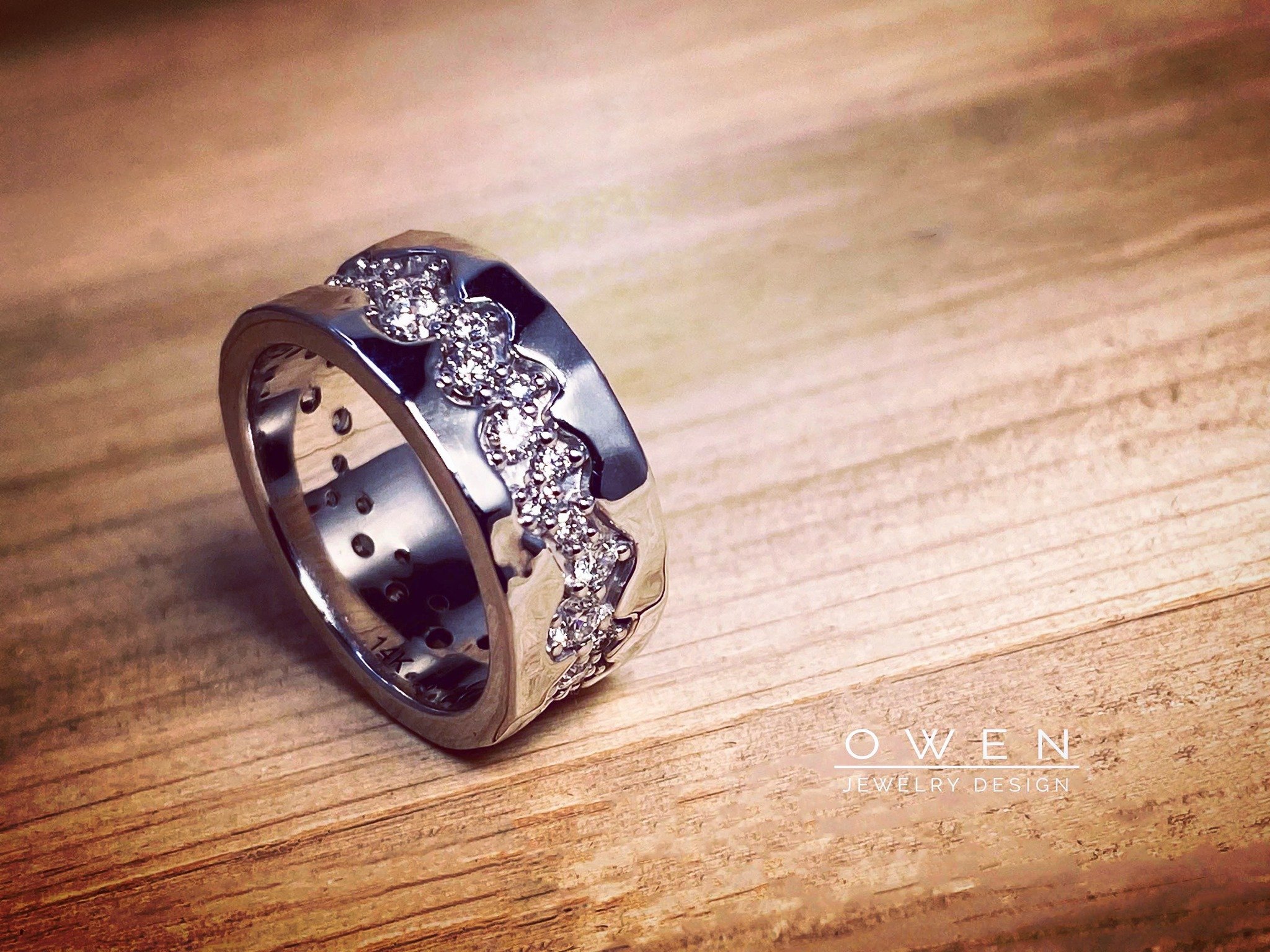 WHITE GOLD WEDDING BAND WITH DIAMONDS