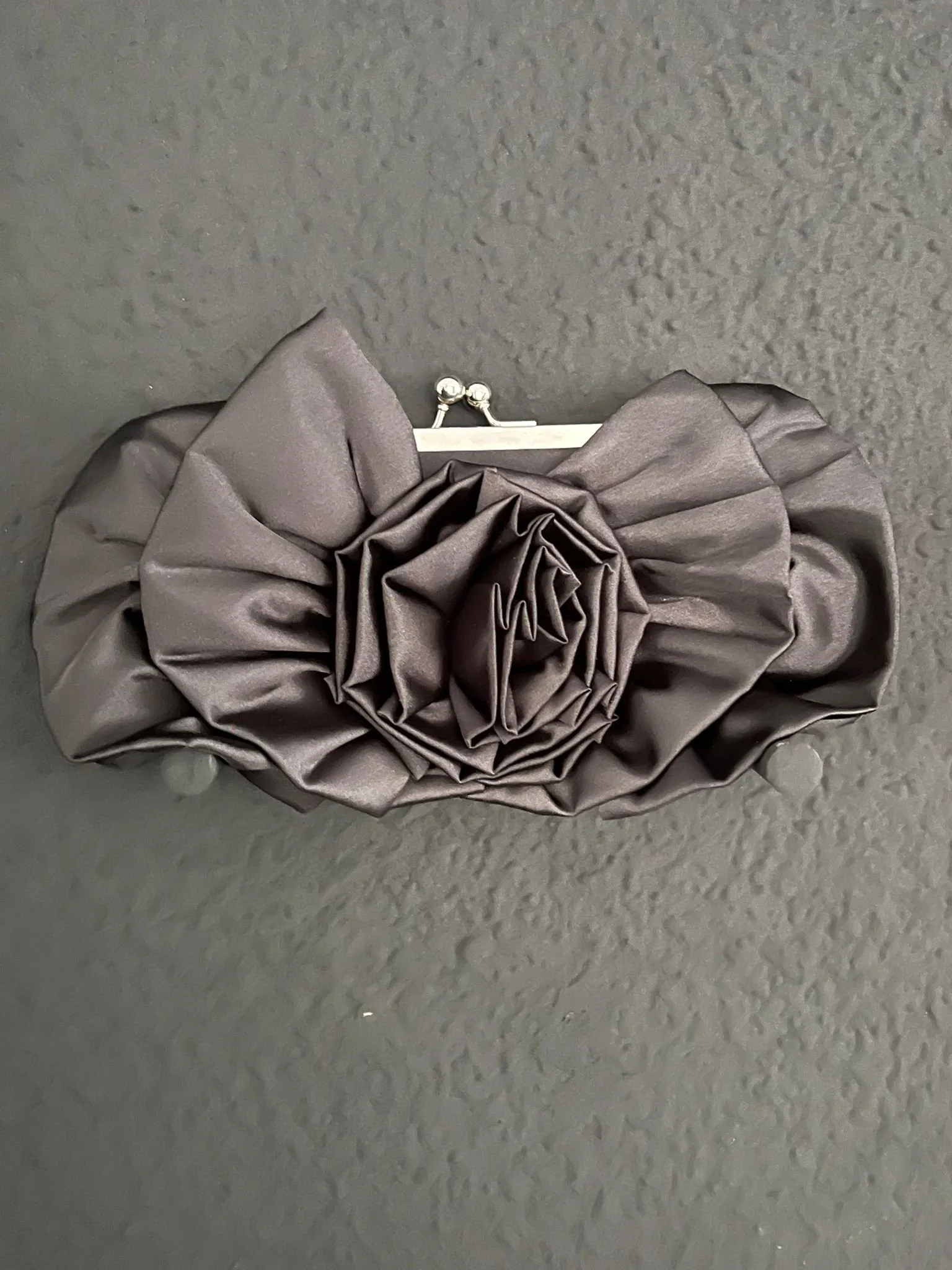 Bolso de mano flor de raso