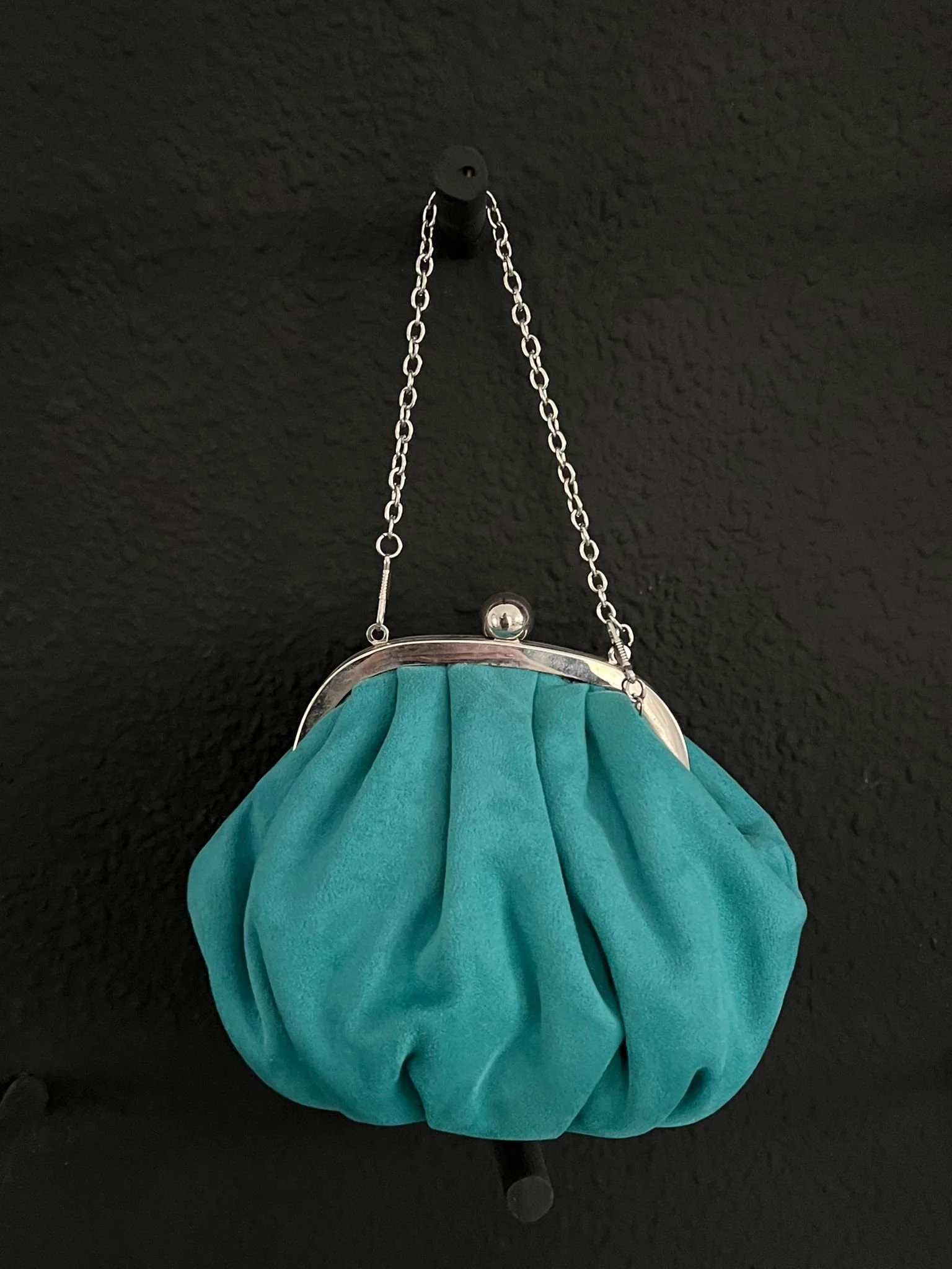 Limosnera ante verde pato