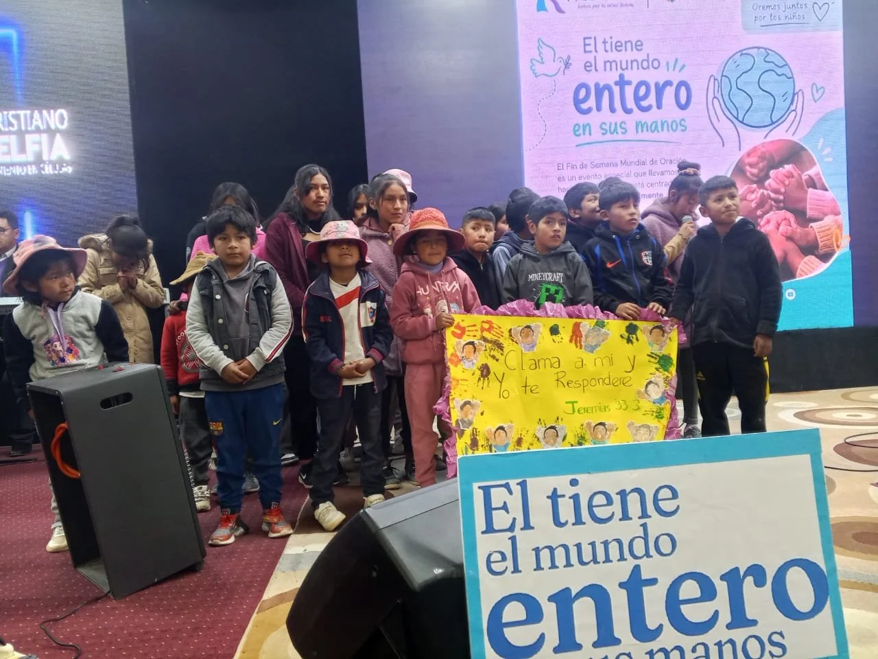 Children praying at an event run by Red Viva Bolivia 