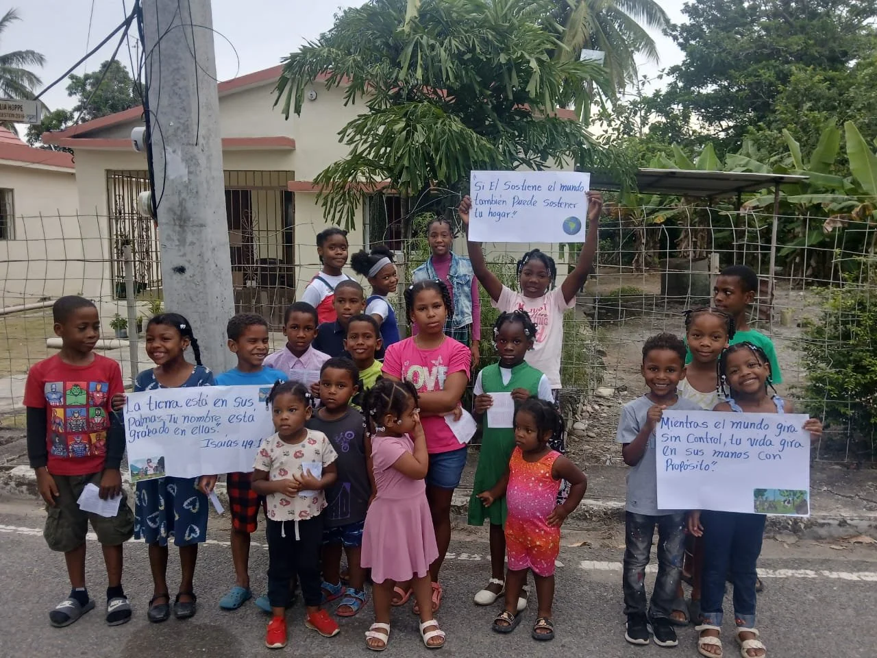Children in the Dominican Republic engaged in prayer outreac