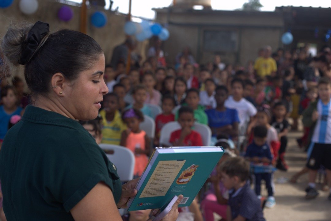 Viva staff Elin shows children a Bible at a party in Cuba