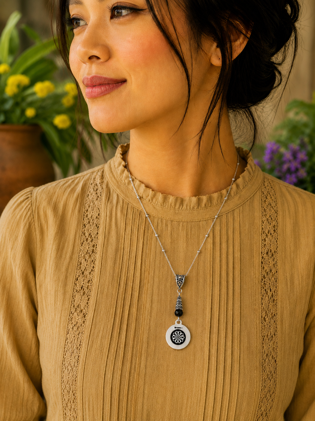 Dart Onyx Necklace Woman 1 ChatGPT.png