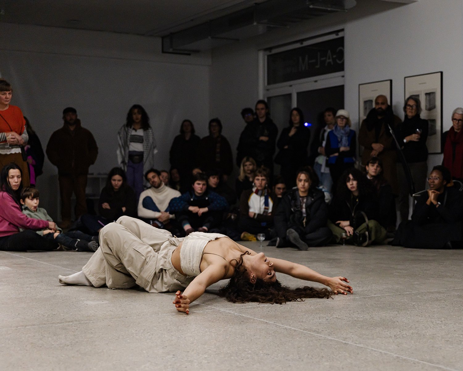 Performance view of R.u.in.es - version XS (2025) by Léna Sophia Bagutti-Khénouf as part of Towards an Affinity of Hammers co-curated by Théo-Mario Coppola and Oriane Emery & Jean-Rodolphe Petter, 2025-2026 | Photo: Théo Dufloo, 2025