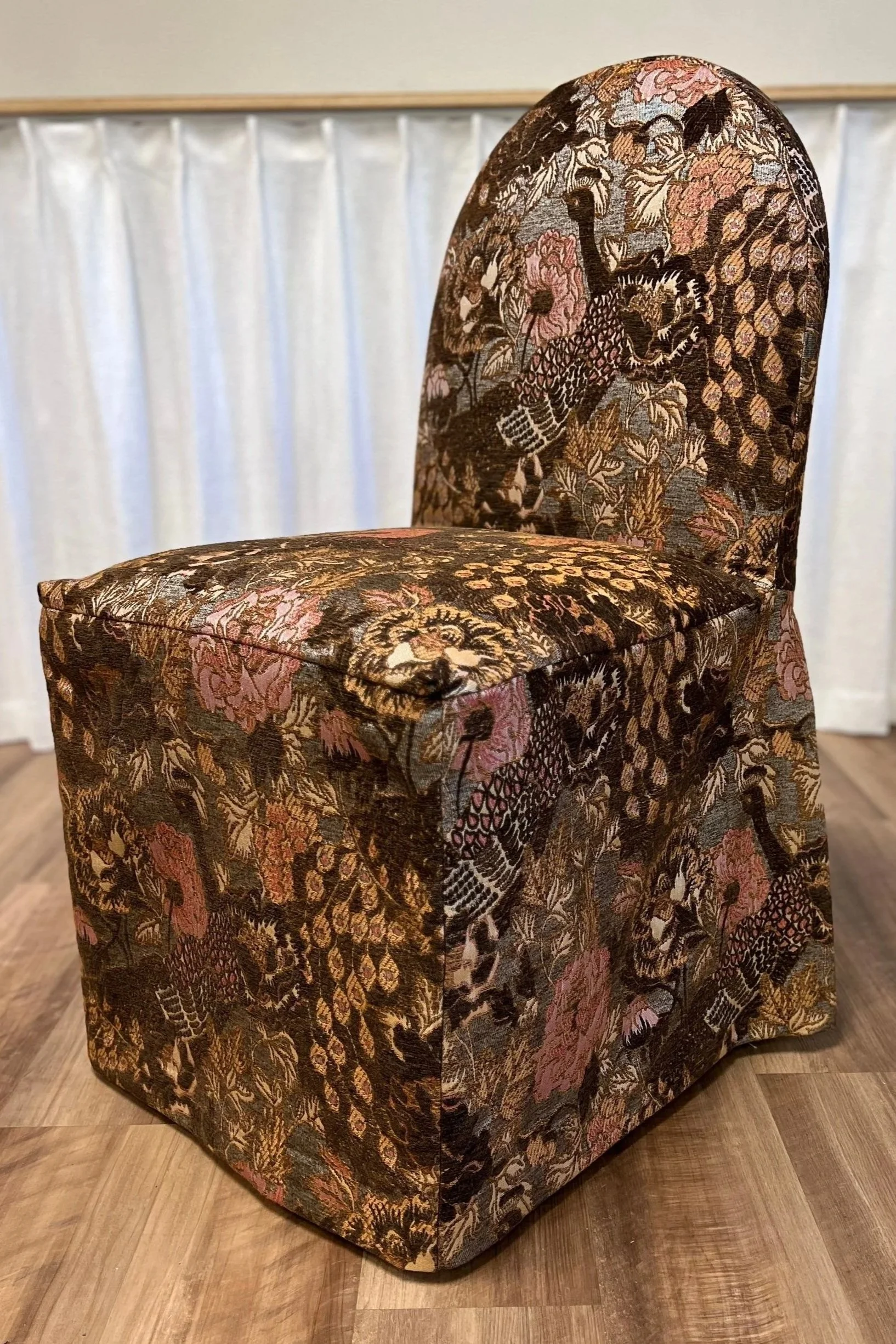 Chair with jacquard slipcover 