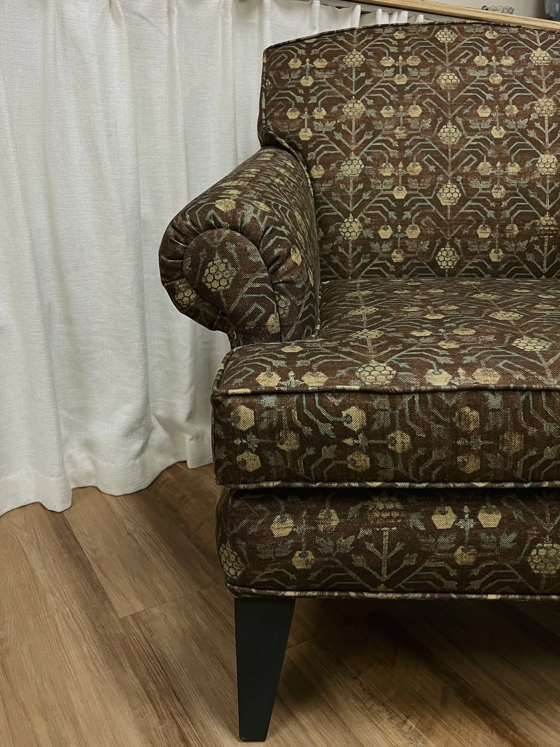 Roll arm chair with welt 
