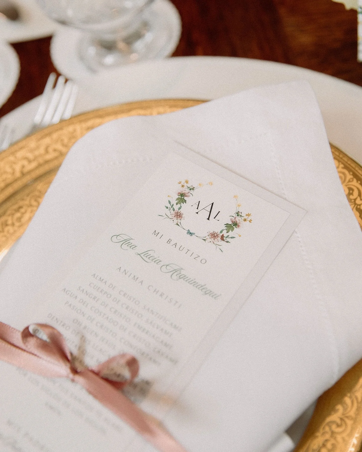 My neice&rsquo;s crest design on a baptismal prayer card ✨ we used flowers special to our family, her mom&rsquo;s favorite flowers, and happy colors to make the artwork extra special 🌸💛
-
#botanicaldesign #bespokestationery #weddingmenu #bespokewed