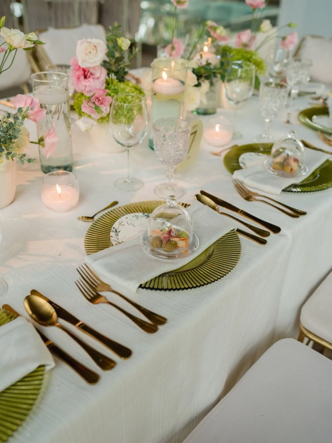 Custom crest and monogram turned into round dinner menus 🤍✨
-
#botanicaldesign #bespokestationery #weddingmenu #bespokewedding  #weddingstationery #crest #weddingstationery #weddingpaper #weddingcrest