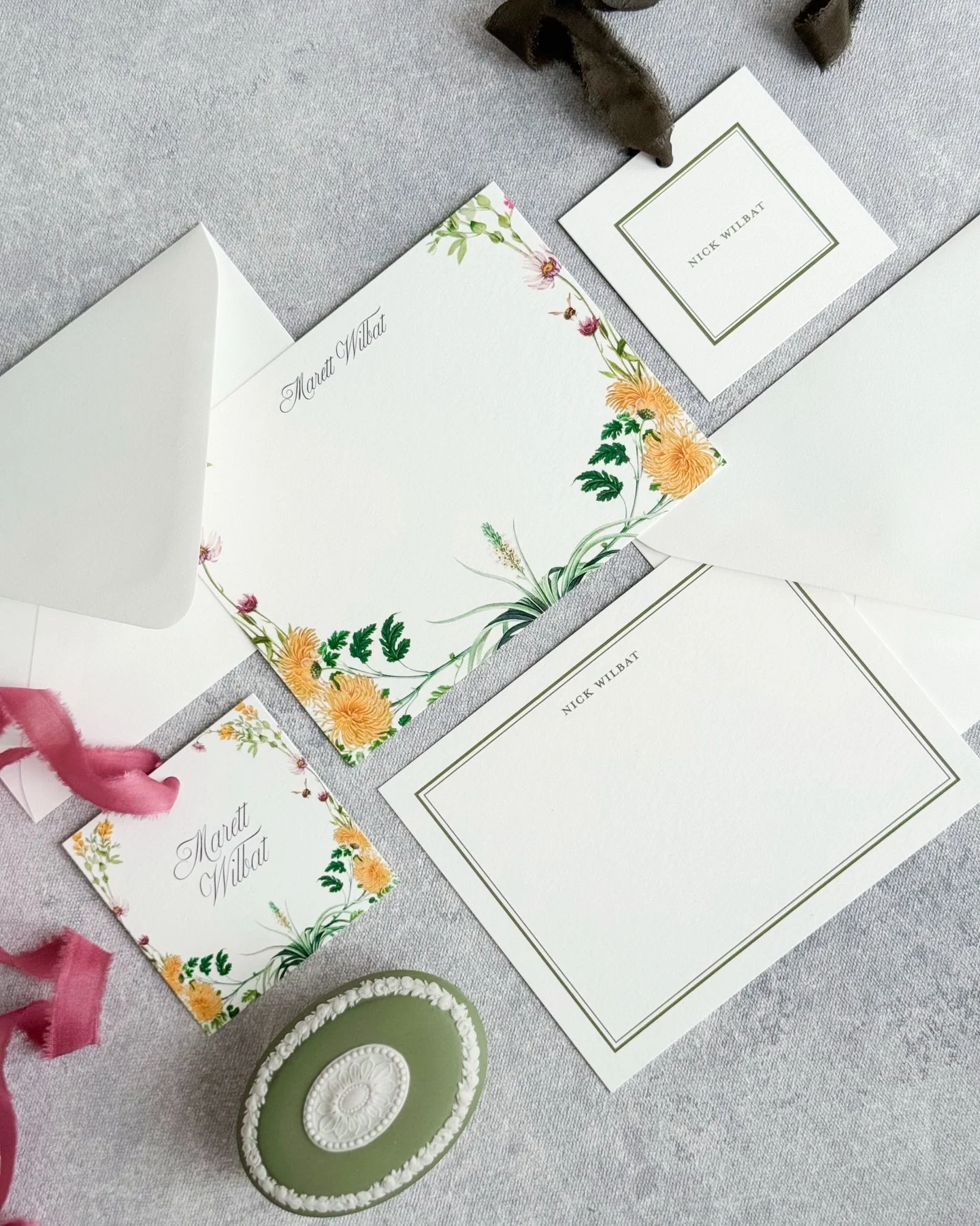 His &amp; Hers Stationery 💌 inspired by the couple&rsquo;s wedding florals and color scheme 

#weddingpaper #thankyoucards #weddingstationery #paperlove #gifttags 

Bespoke Stationery | Wedding Paper | Custom Notecards | Custom Gift Tags | His &amp;