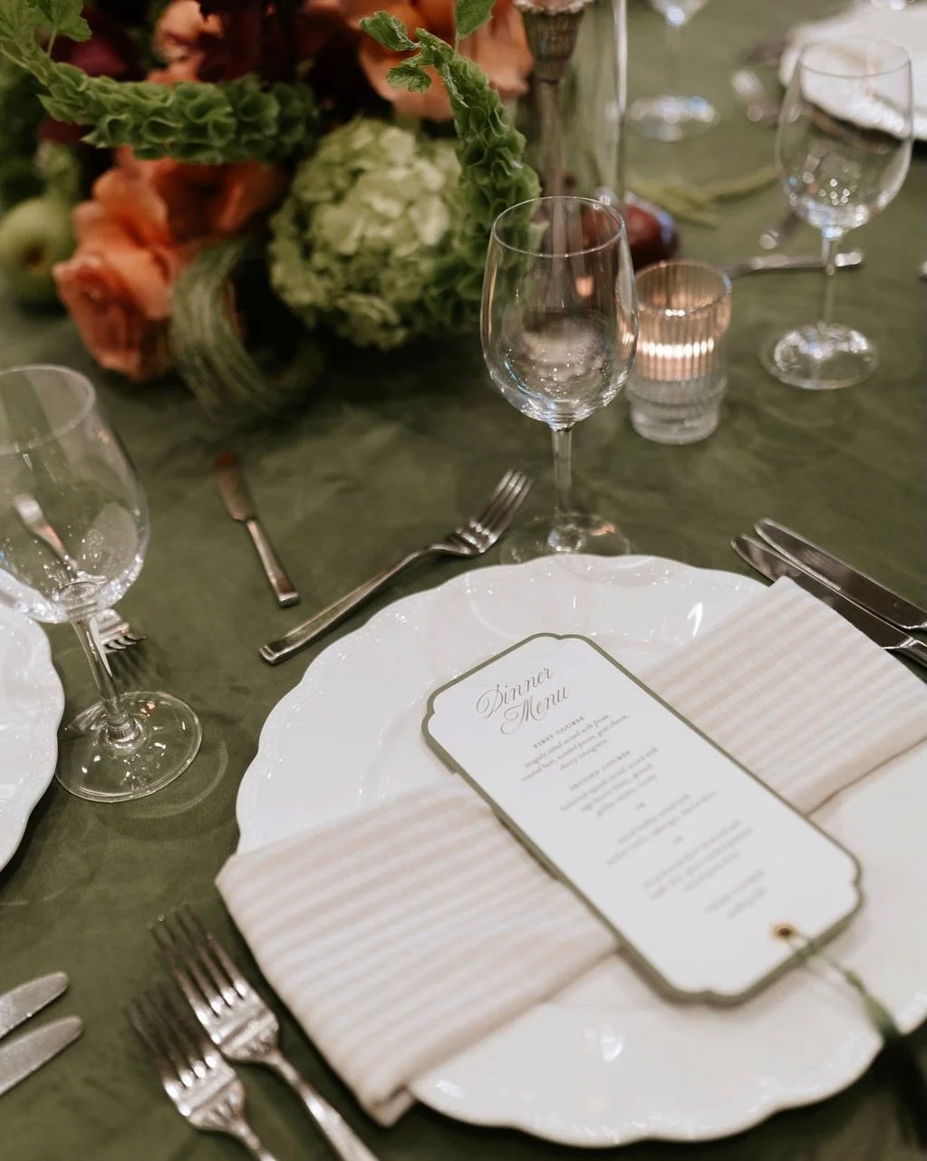 Dinner Menus that complement the table scale 🫜🍐
-
#weddingdaystationery #customstationery #weddingmenu #weddingstationery #weddingpaper 

Wedding Day Paper | Dinner Menu | Day Of Stationery | Reception Dinner Menu | Custom Wedding Stationery