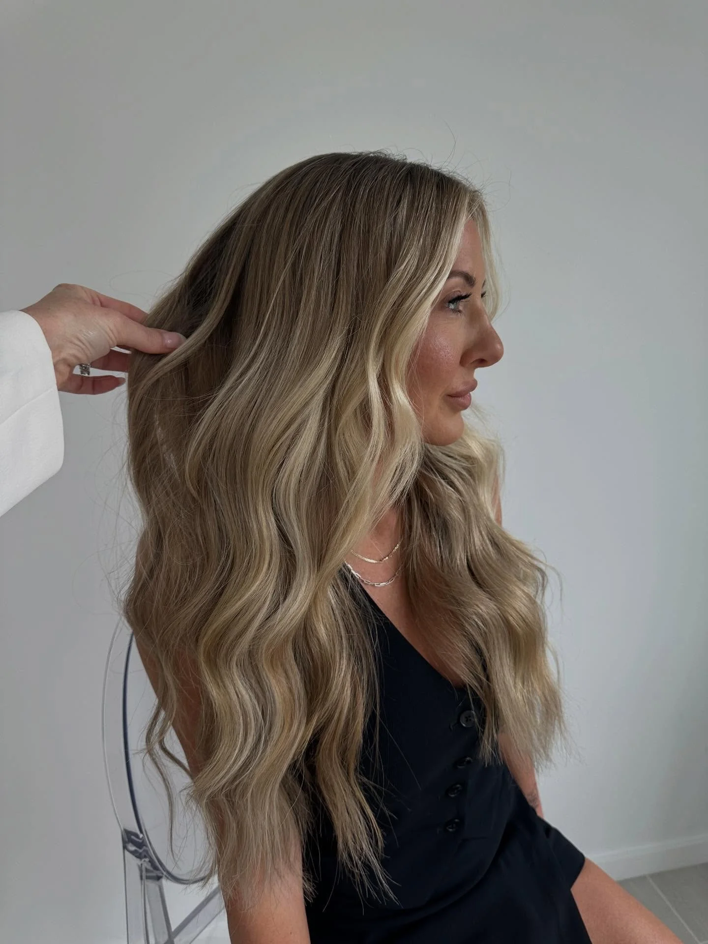 I love this queen and all 22 inches of this seamless hair she&rsquo;s wearing. 🤍

The goal with extensions is simple: you shouldn&rsquo;t be able to tell they&rsquo;re there.

No bulky tracks.
No obvious blends.
Just long, full, natural-looking hair